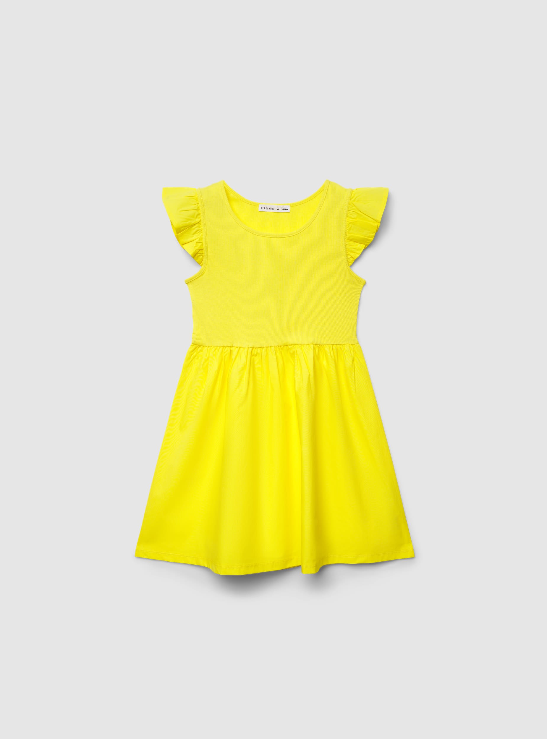 Vestido skater de marca Terranova en tela lisa, con mangas a volant y diseño ajustado, vista frontal del abito.