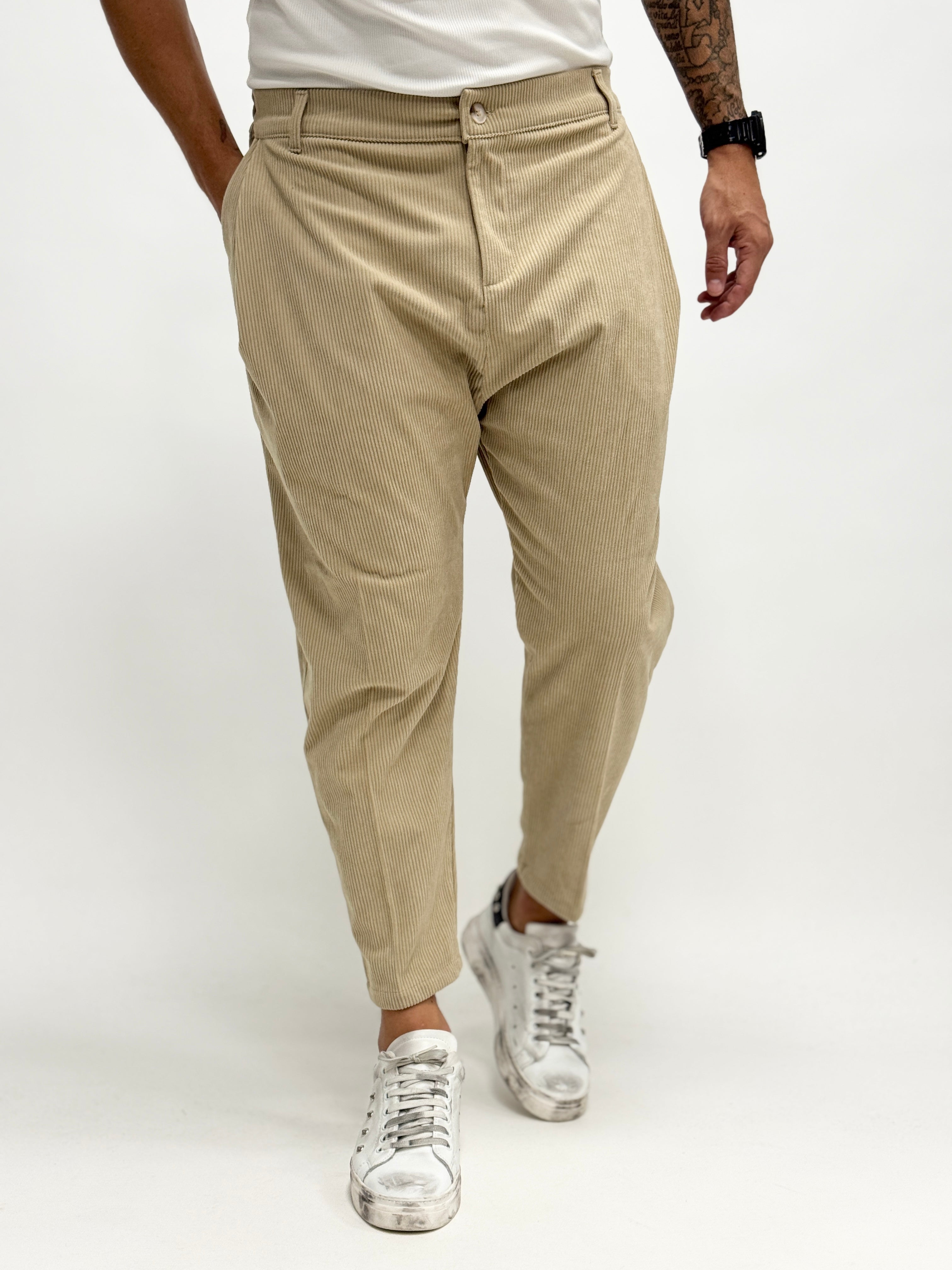Beige velvet trousers with pleats for men from the AUTUNNO/INVERNO 26 collection, showcasing a stylish design.