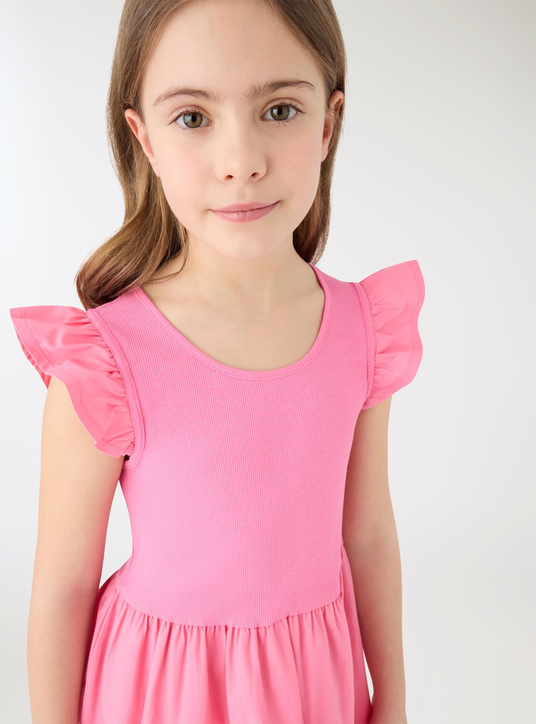 Vestido skater de Terranova en color sólido con mangas de volante, detalle de la falda y estilo juvenil y moderno.