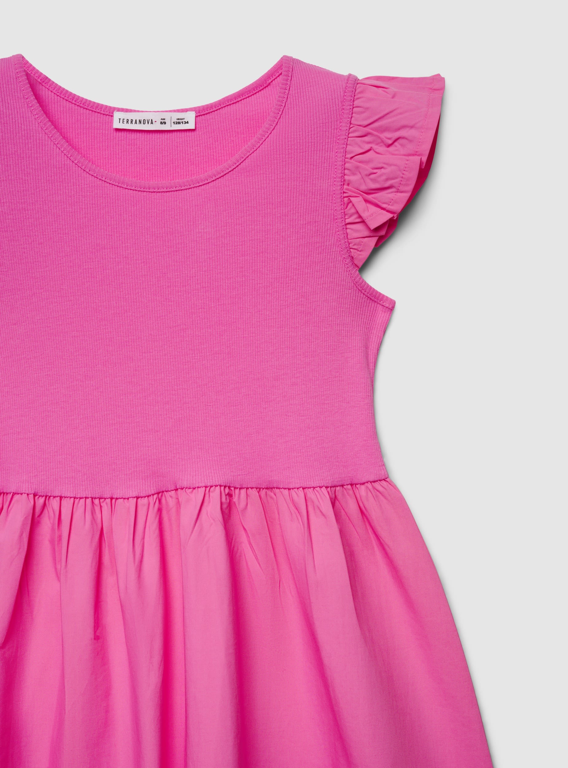 Vestido skater de Terranova en color sólido con mangas de volante, diseño ajustado y estilo femenino.