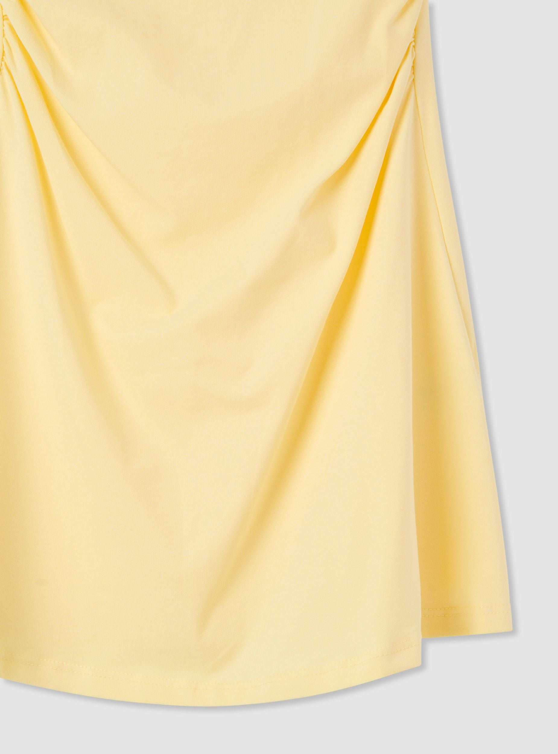 Vestido skater de Terranova en color sólido con arrugas, vista desde atrás, con falda acampanada y detalles en la parte superior.