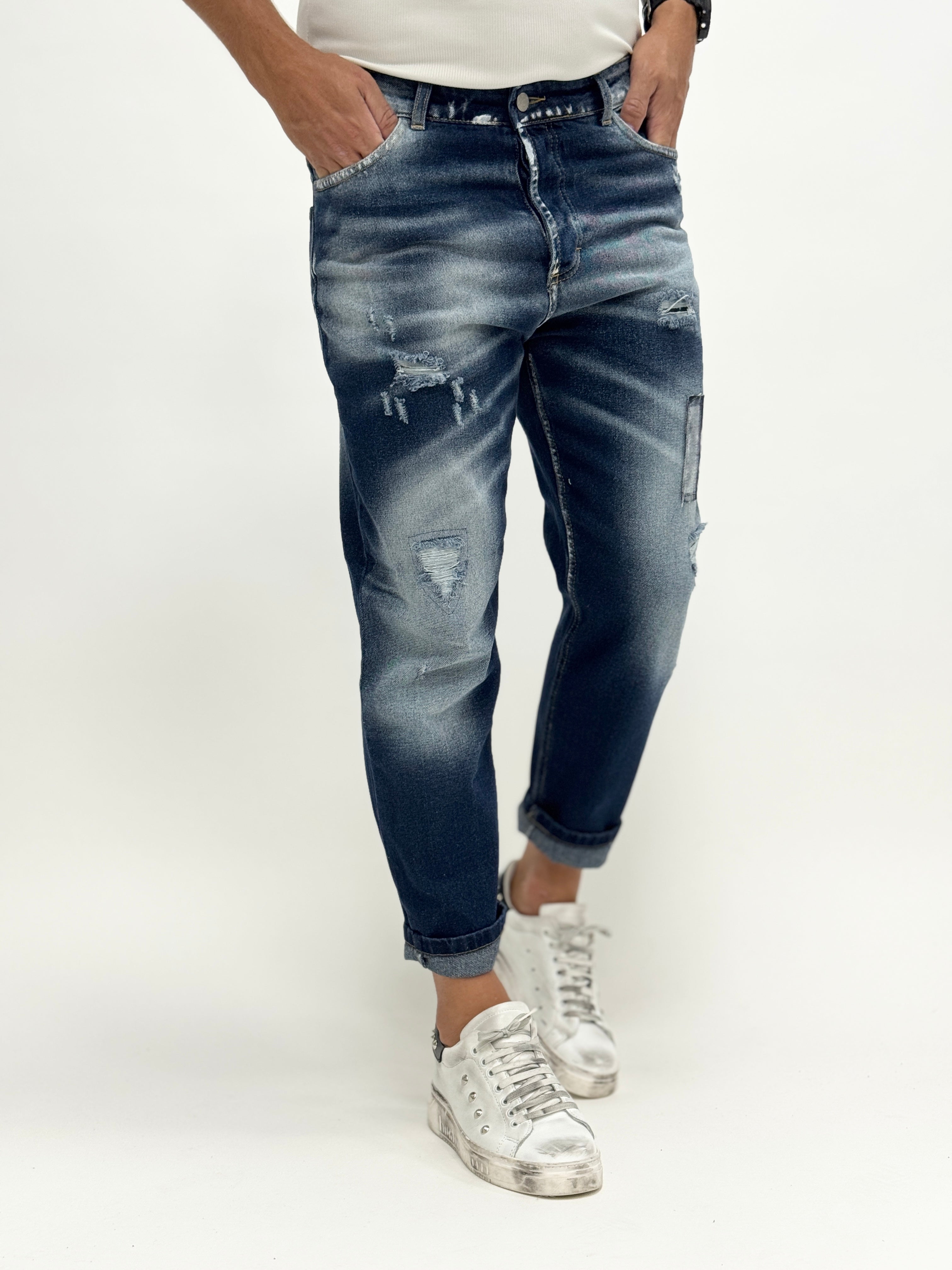 Carrot fit jeans for men by AUTUNNO/INVERNO 26, featuring a stylish design and comfortable fit.