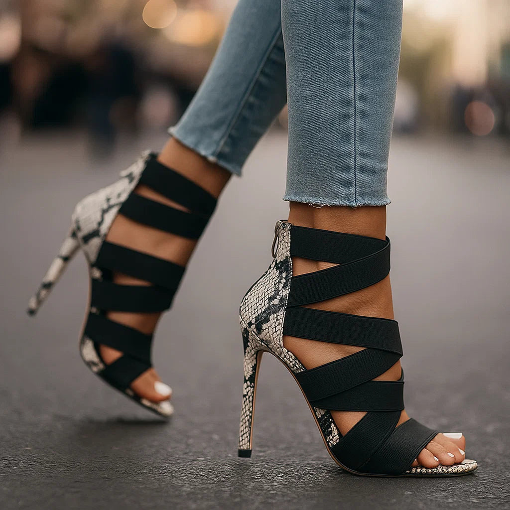 Tacones Natalia Voss de Atelier Vera Forma Milano, en color negro con detalles elegantes y suela de tacón alto.