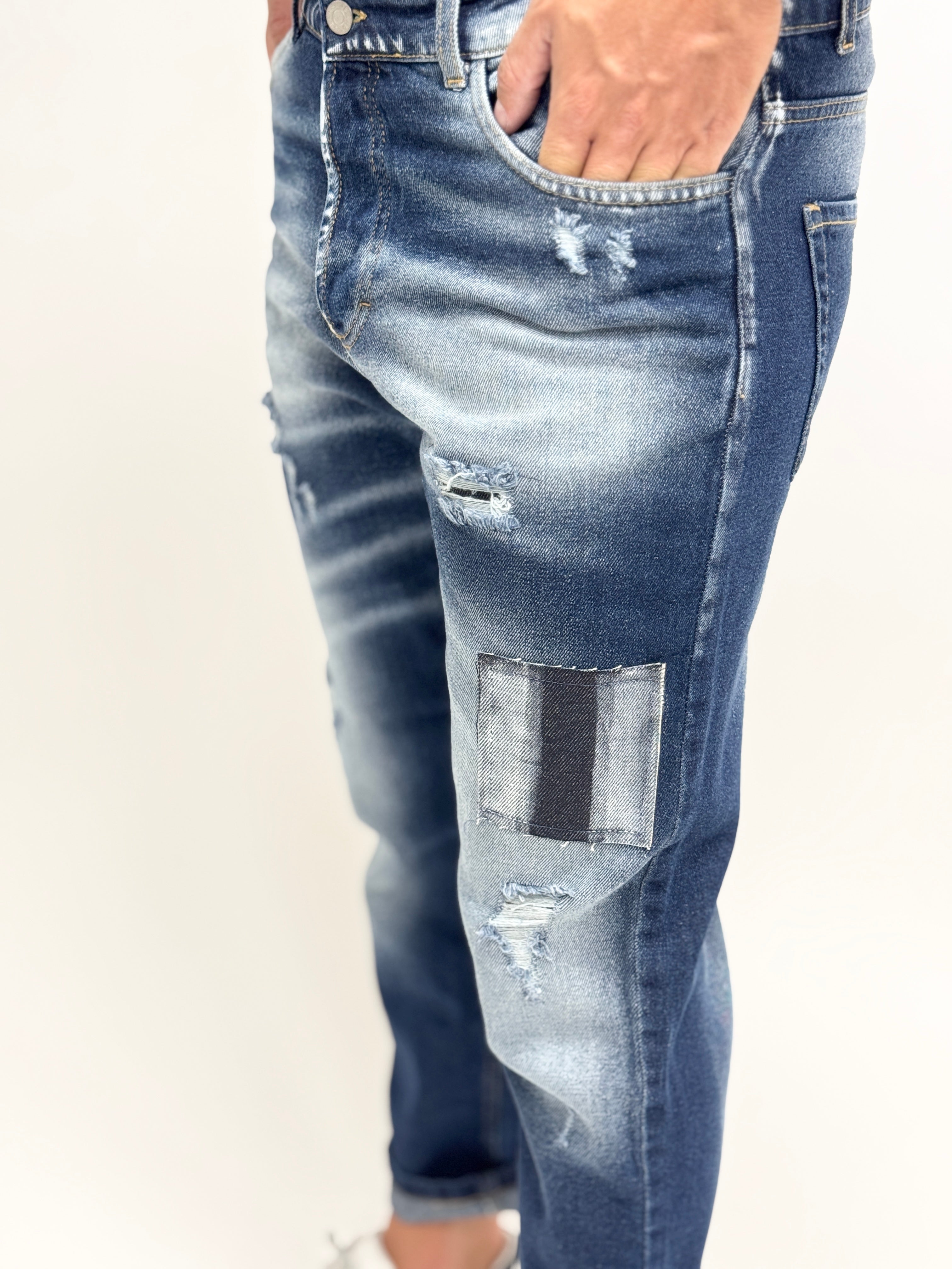 Carrot fit jeans for men by AUTUNNO/INVERNO 26, featuring a stylish design and a relaxed silhouette.