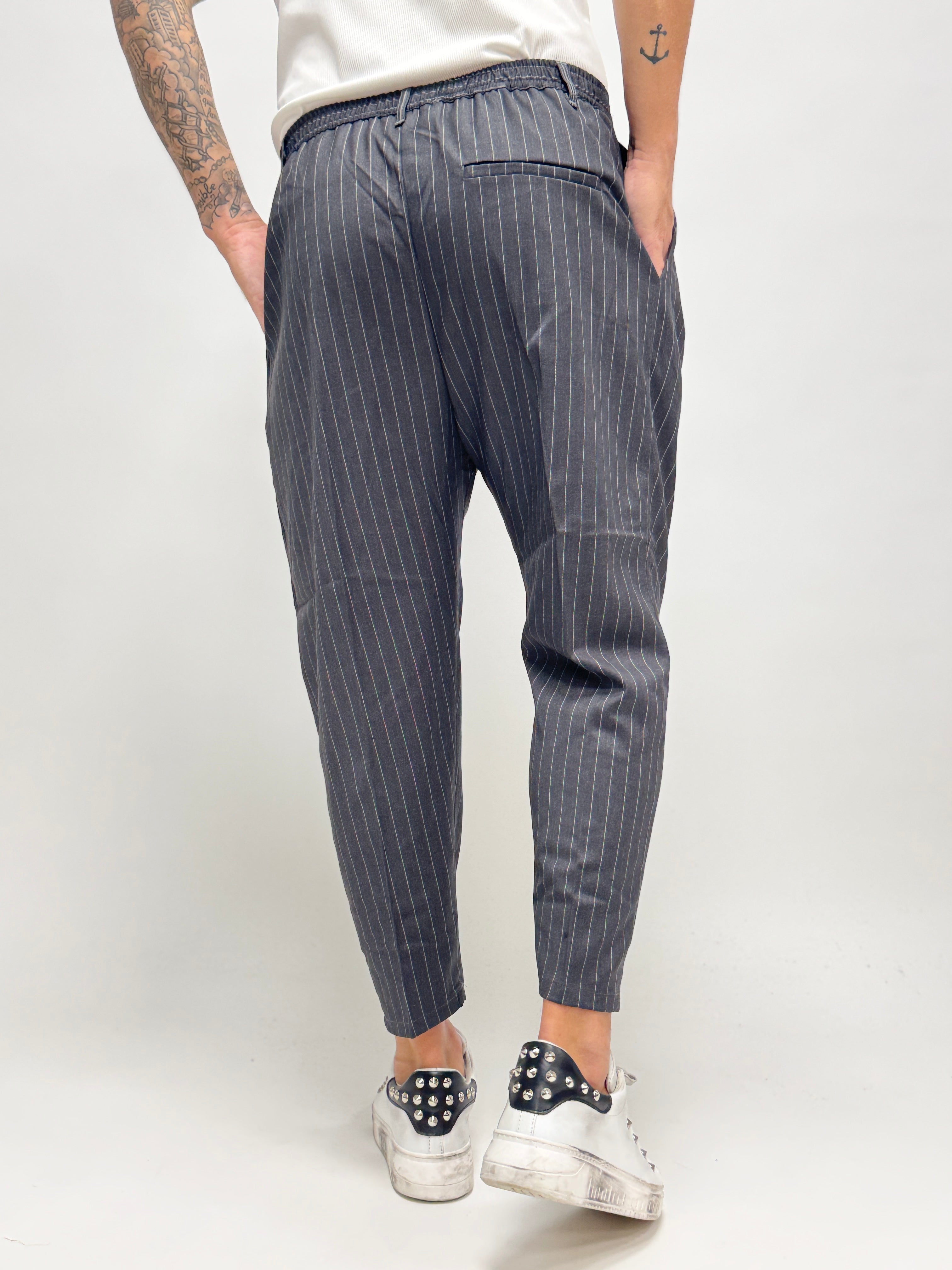 Pantalón gris oscuro con pinzas de rayas para hombre de la marca AUTUNNO/INVERNO 26, vista lateral y detalles del tejido.