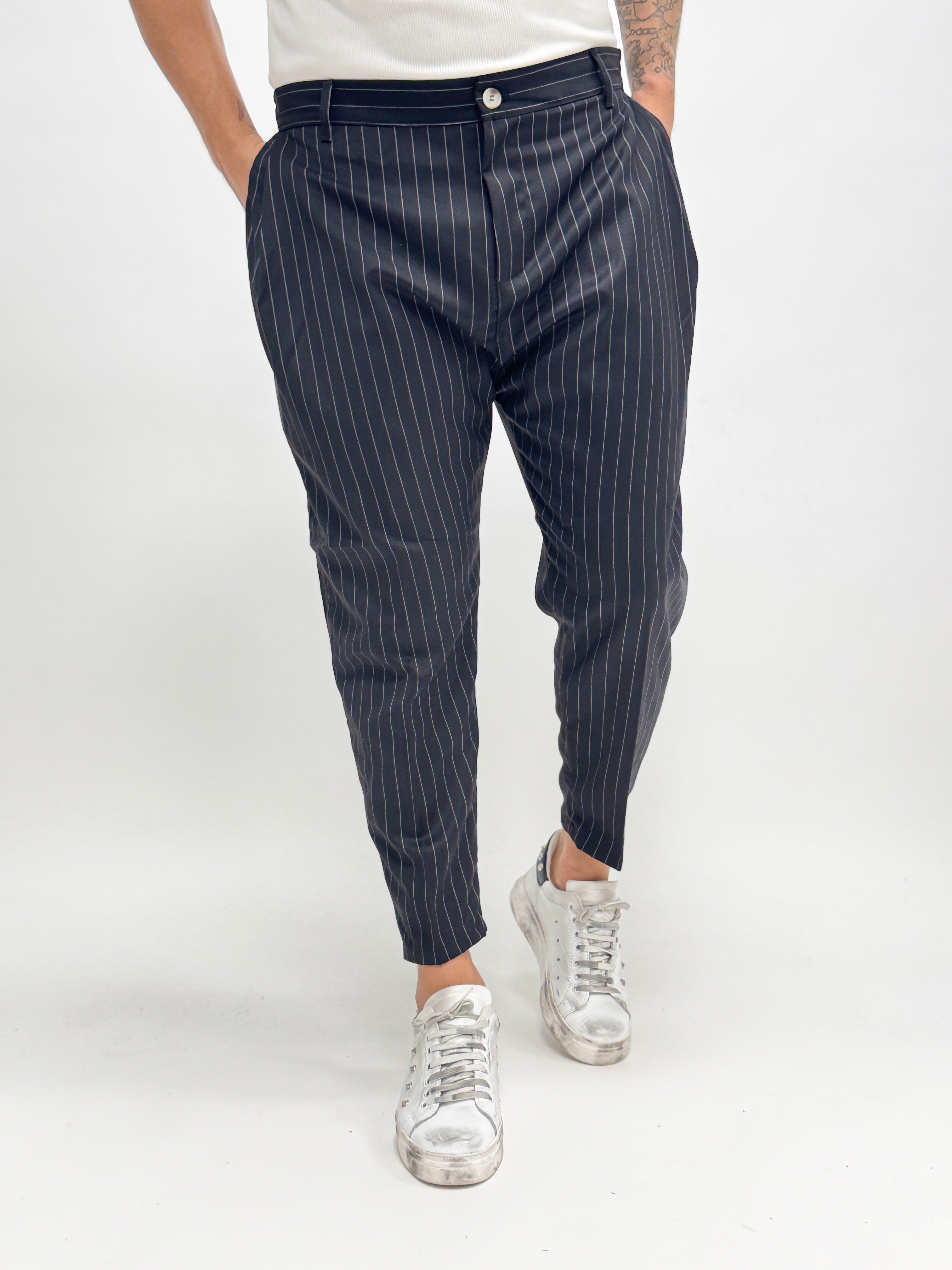 Pantalón MADRID de AUTUNNO/INVERNO 26, con pinzas y rayas negras, visto de frente sobre fondo blanco.