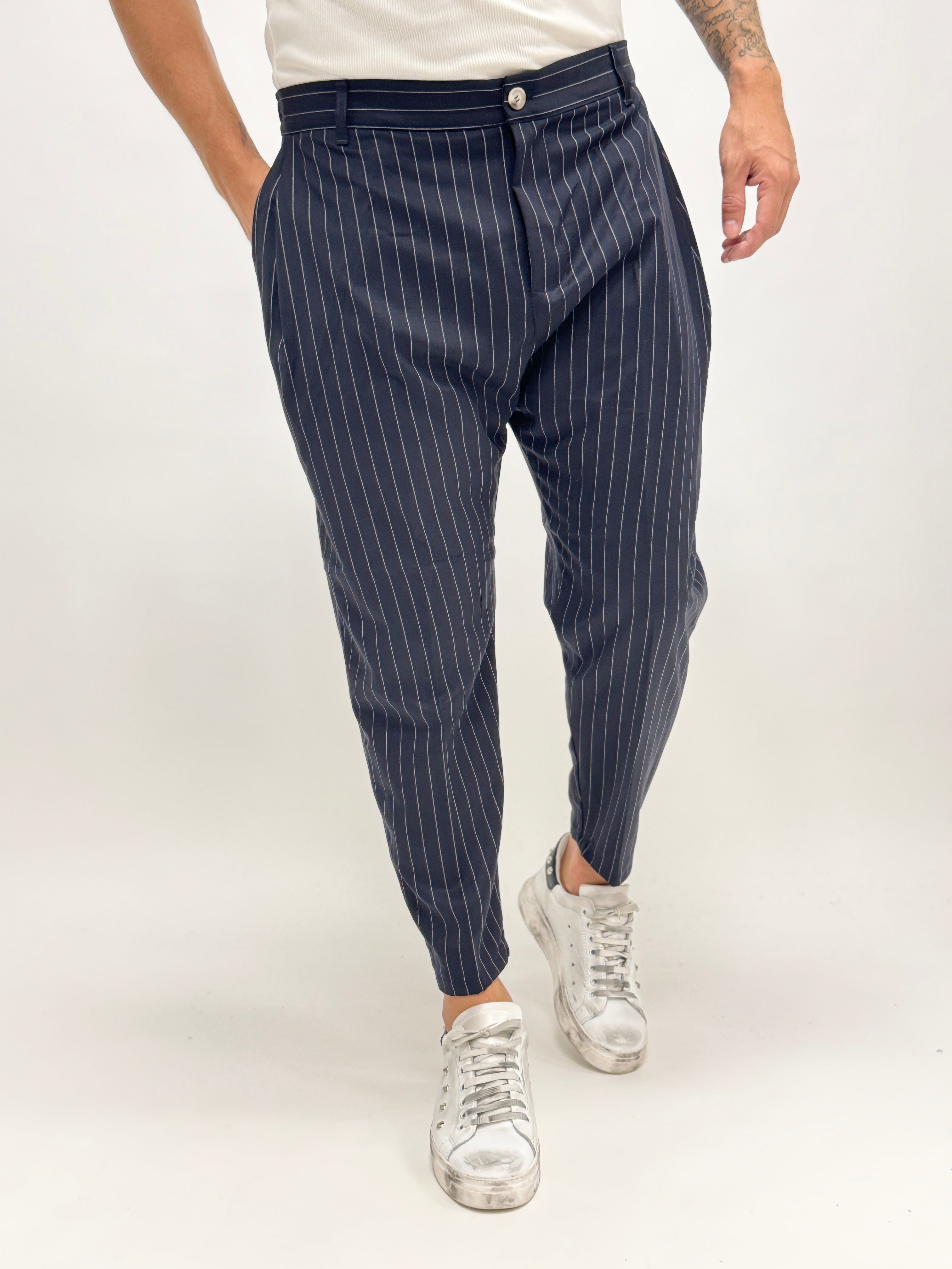 Pantalón MADRID de AUTUNNO/INVERNO 26 con pinzas y rayas azules, estilo hombre, vista lateral en tela suave.