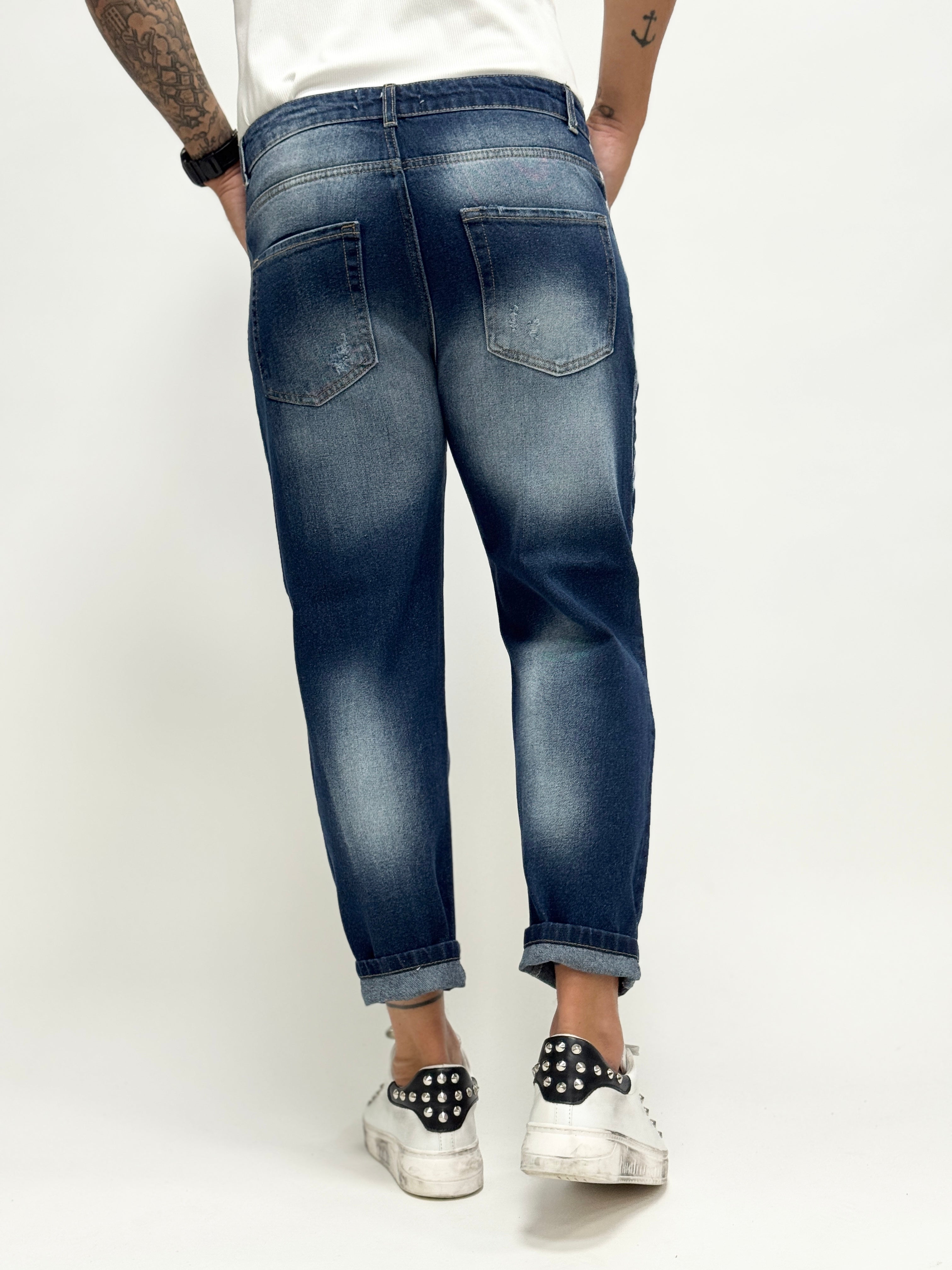 Carrot fit jeans for men by AUTUNNO/INVERNO 26, featuring a relaxed silhouette and stylish design in a classic denim wash.