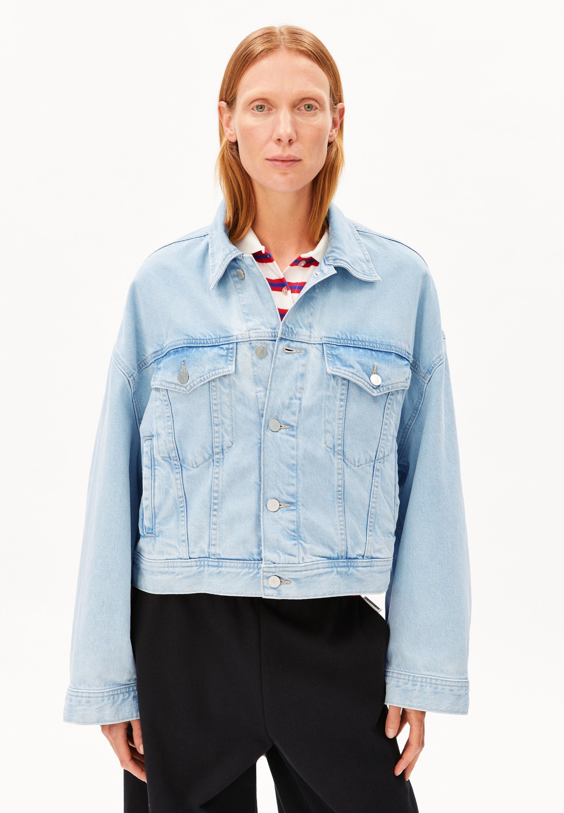 ARMEDANGELS PAASITHE JEANSJACKE in light denim with a relaxed fit, showcasing front pockets and button closures.
