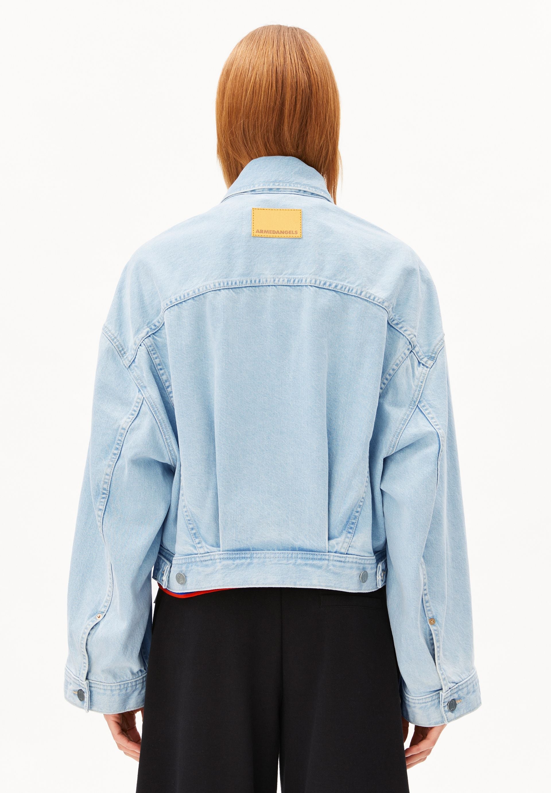 ARMEDANGELS PAASITHE JEANSJACKE in blue denim, featuring a classic jacket design with pockets and button closures.