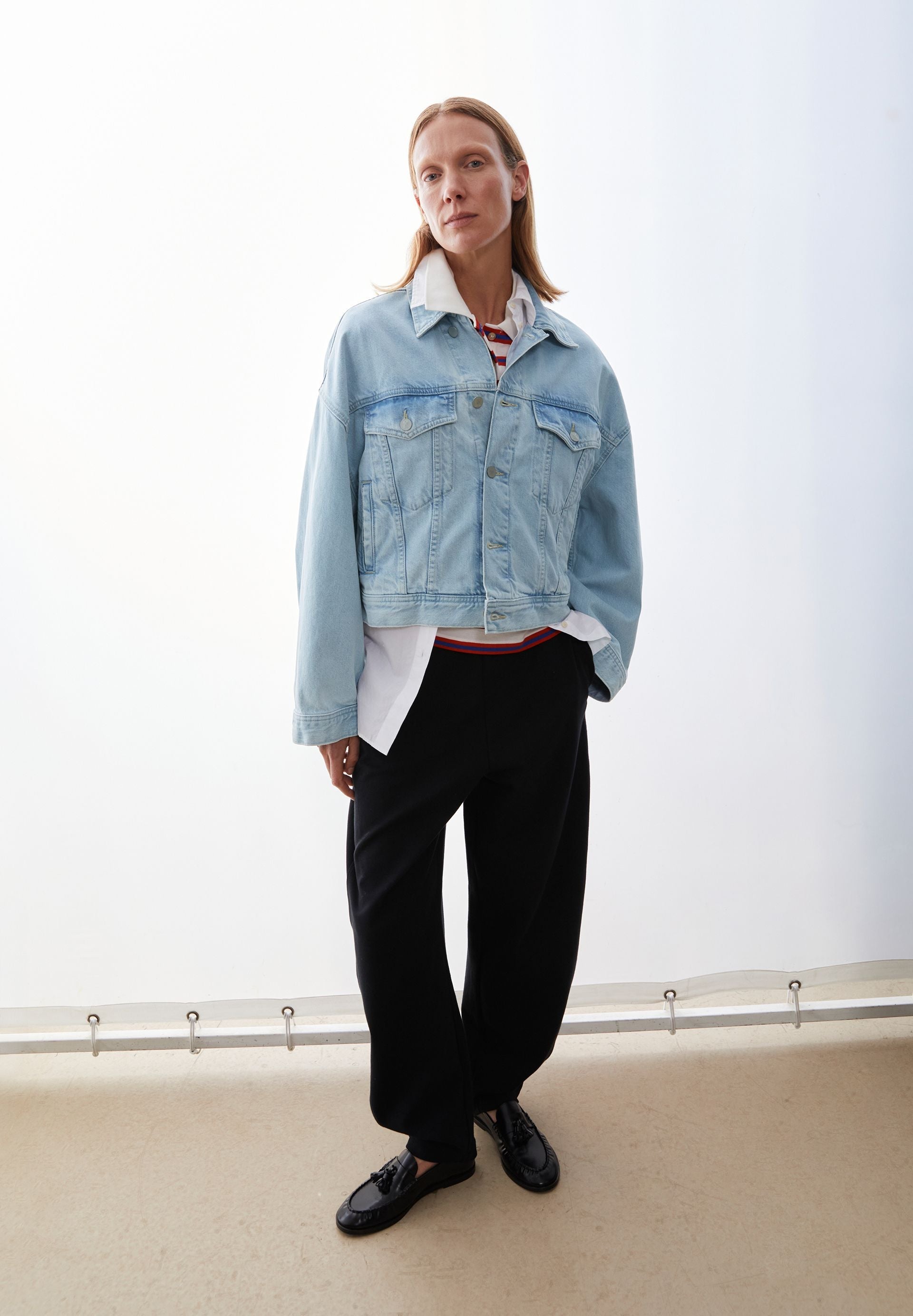 ARMEDANGELS PAASITHE JEANSJACKE in light denim, featuring a classic design and button-up front, displayed on a hanger.
