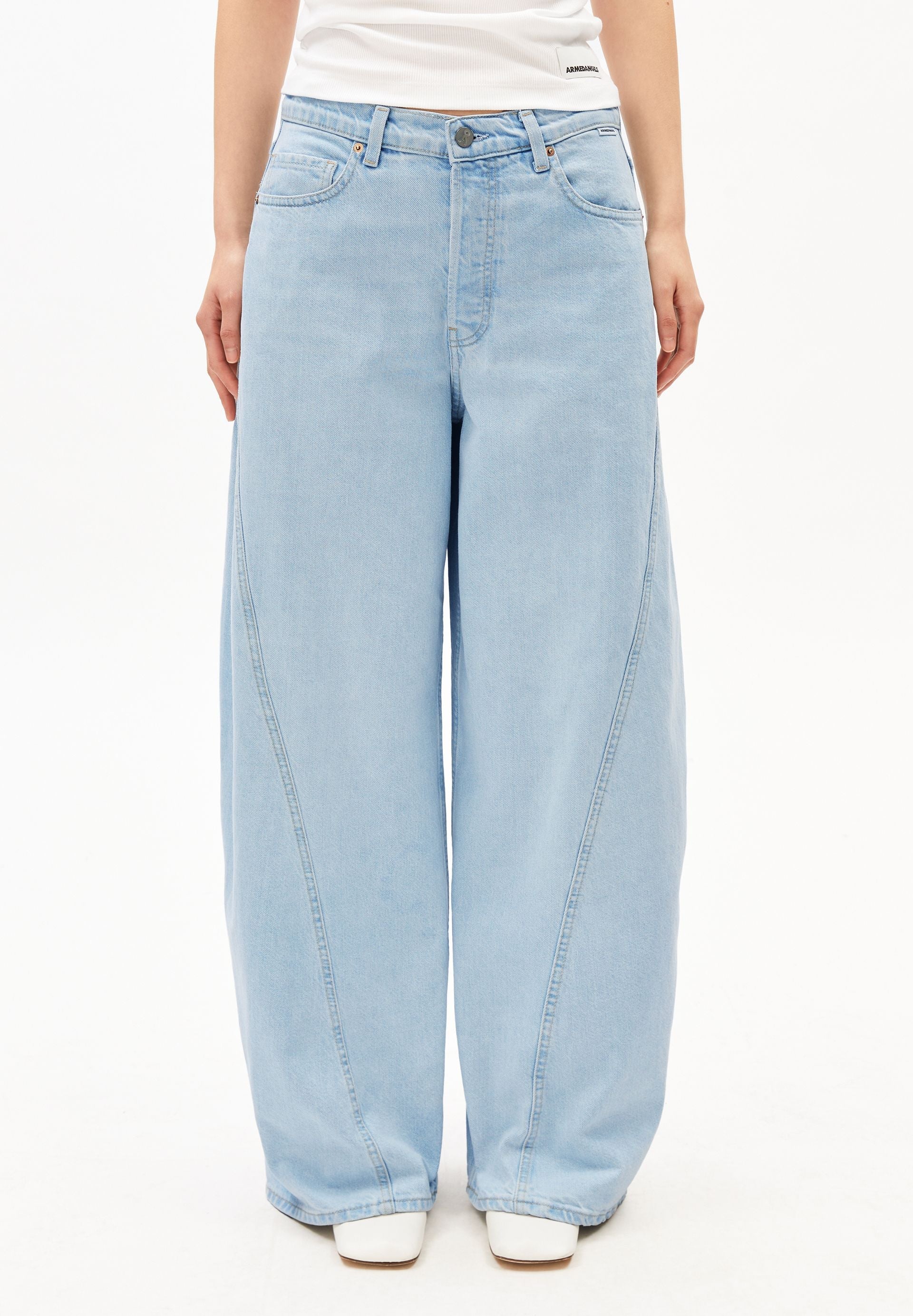 Mid waist barrel jeans with five pockets by ARMEDANGELS, featuring a stylish and modern denim design.