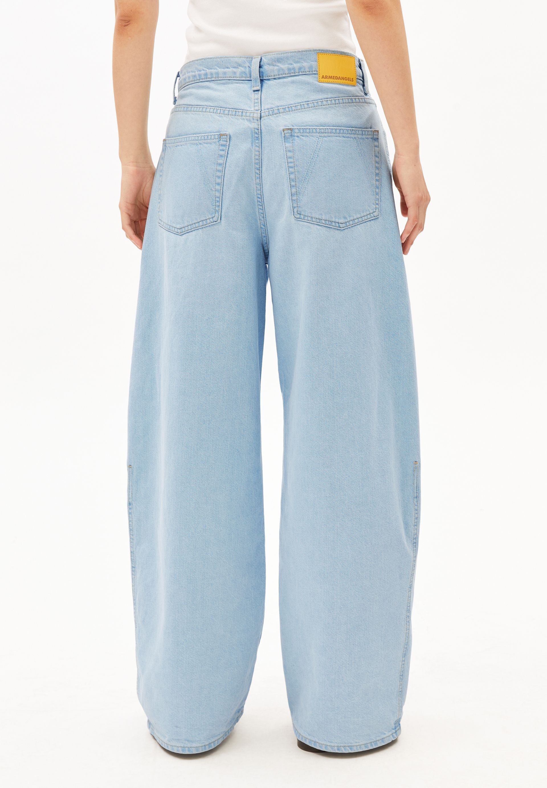 Mid waist barrel jeans with five pockets from ARMEDANGELS, featuring a relaxed fit and stylish denim fabric.