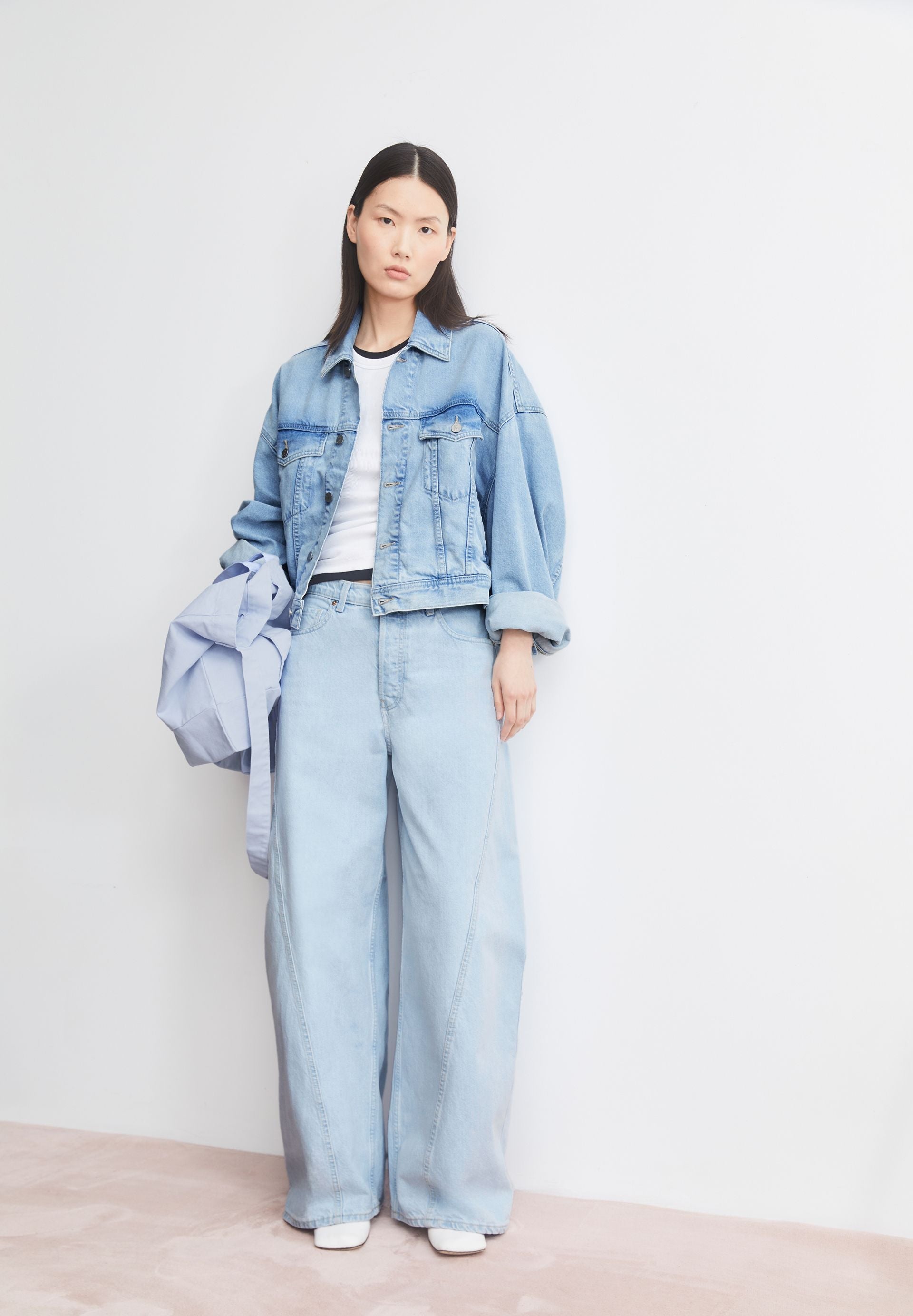 Mid-waist barrel jeans with five pockets from ARMEDANGELS, featuring a relaxed fit and stylish denim design.