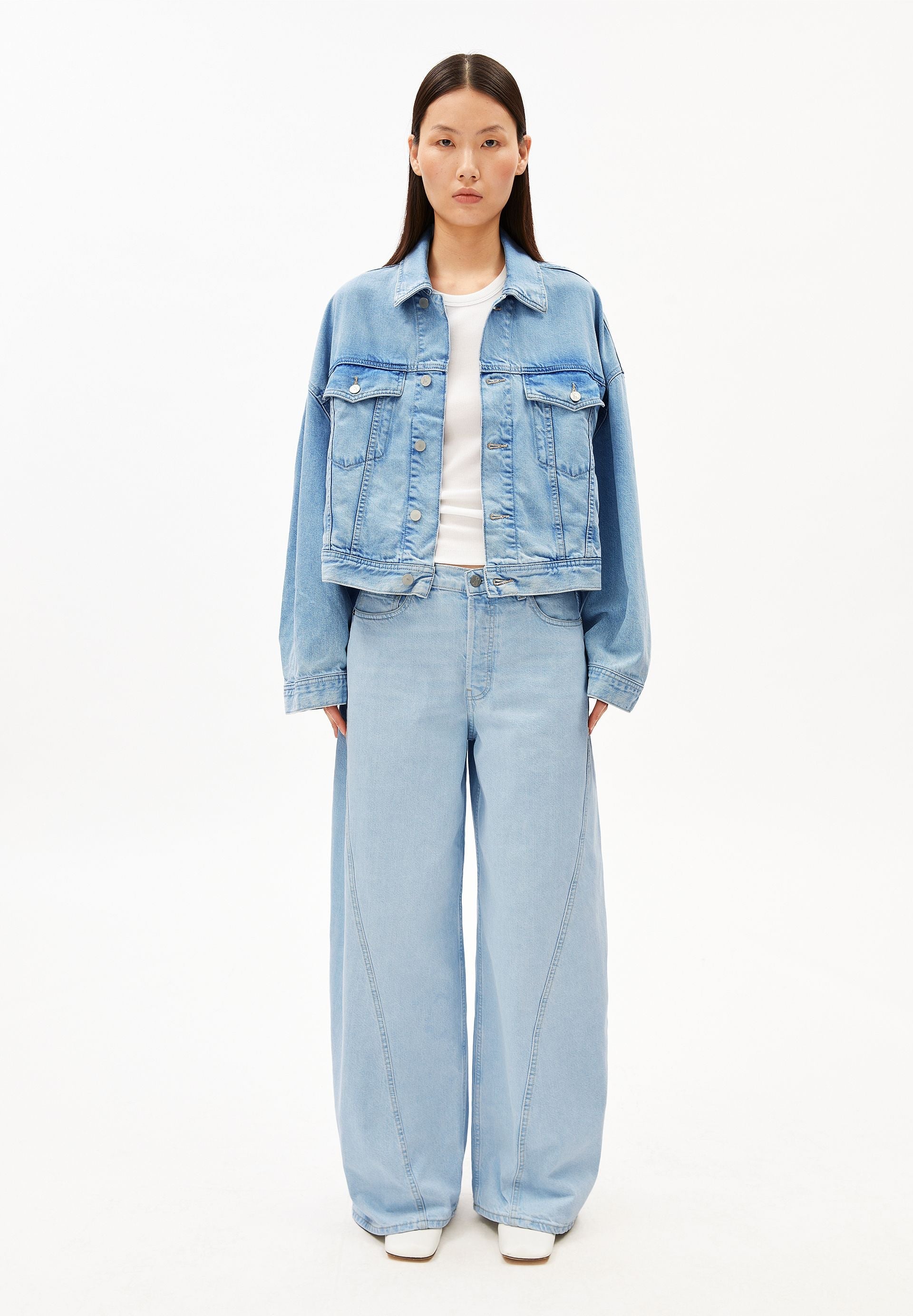 AALTHEA mid waist barrel jeans by ARMEDANGELS, featuring a classic five-pocket design in a stylish denim finish.