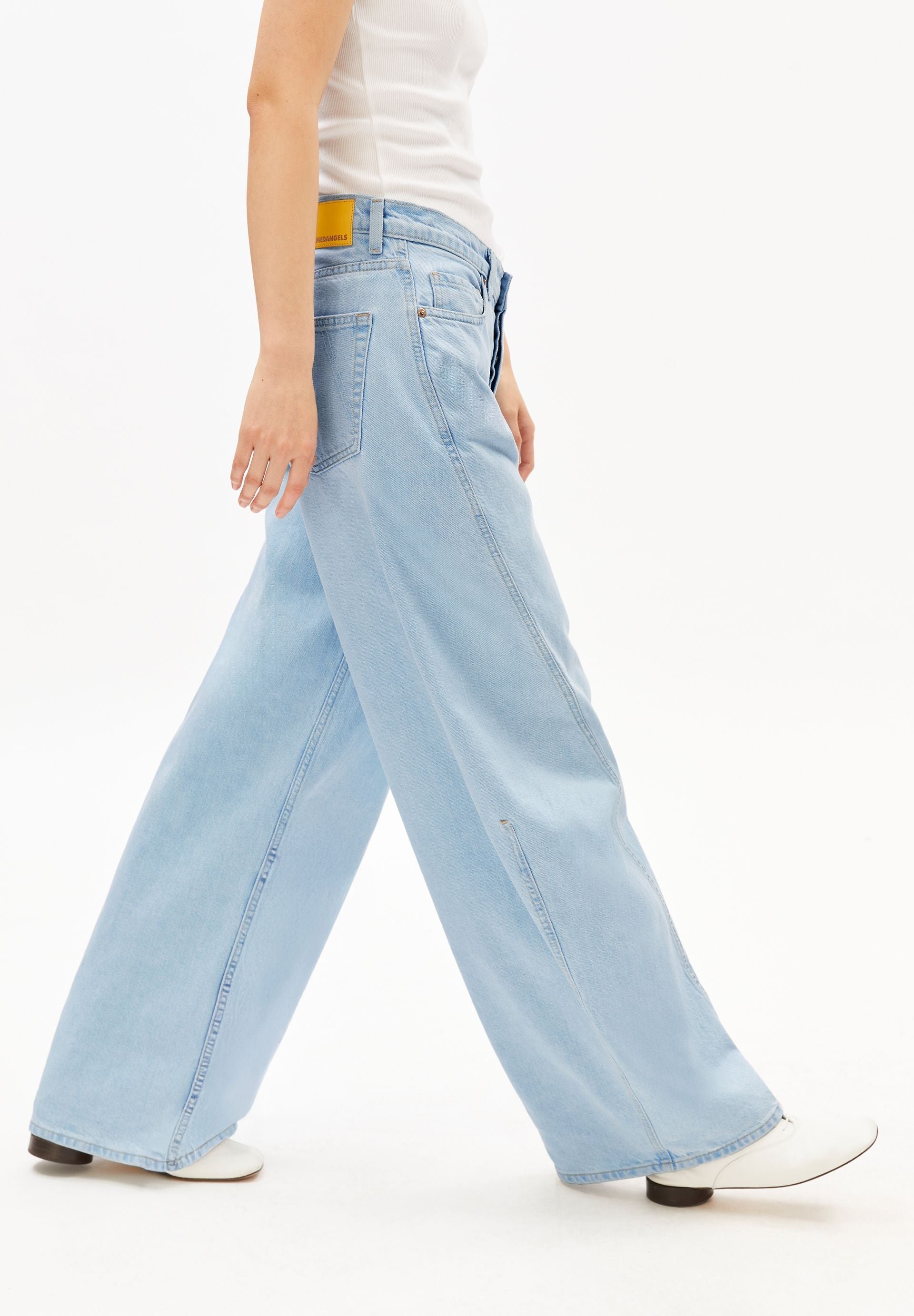 Mid waist barrel jeans with five pockets in a stylish design by ARMEDANGELS, showcasing denim texture and fit.