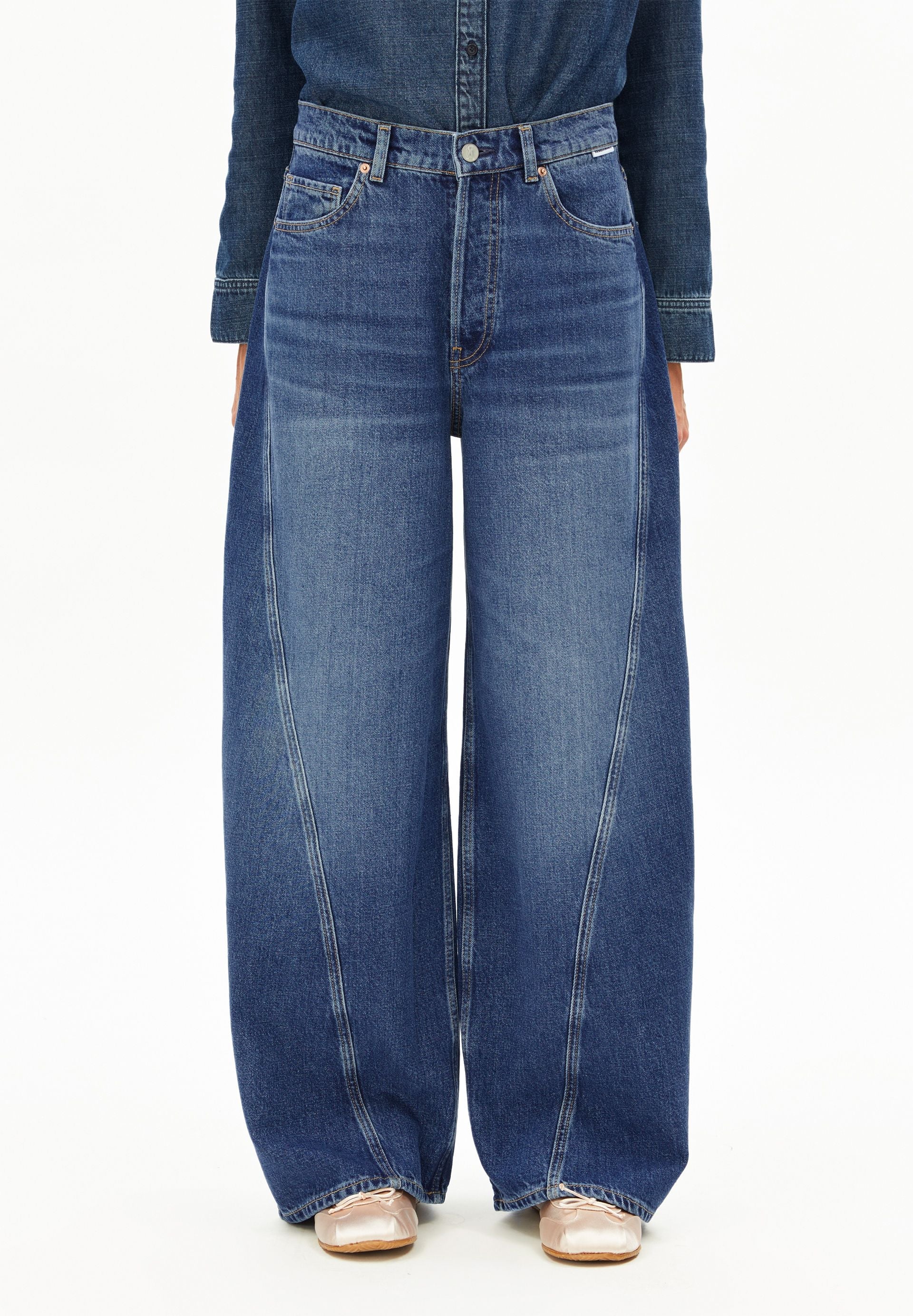 AALTHEA mid waist barrel jeans by ARMEDANGELS in a faded wash with five pockets, showcasing a relaxed fit and stylish design.