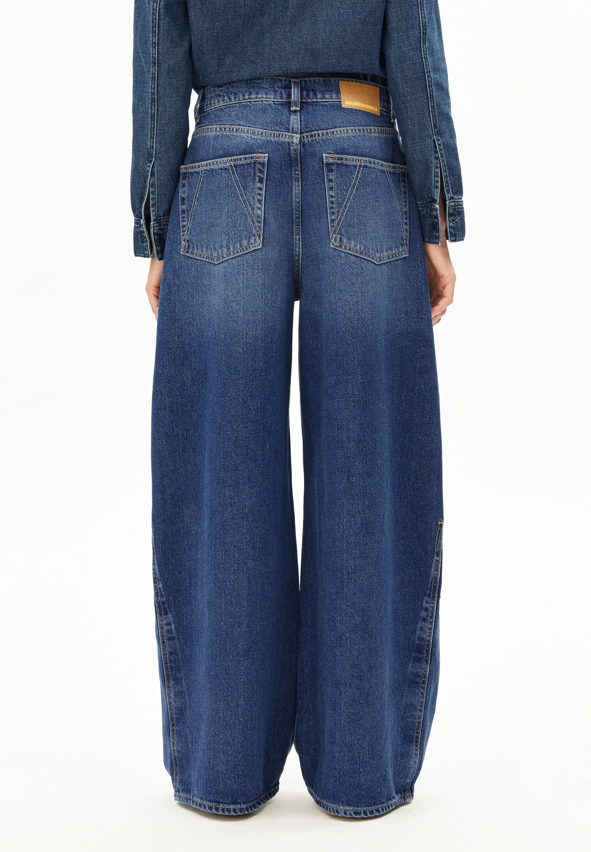Mid waist barrel jeans in faded denim by ARMEDANGELS, featuring a classic 5-pocket design.