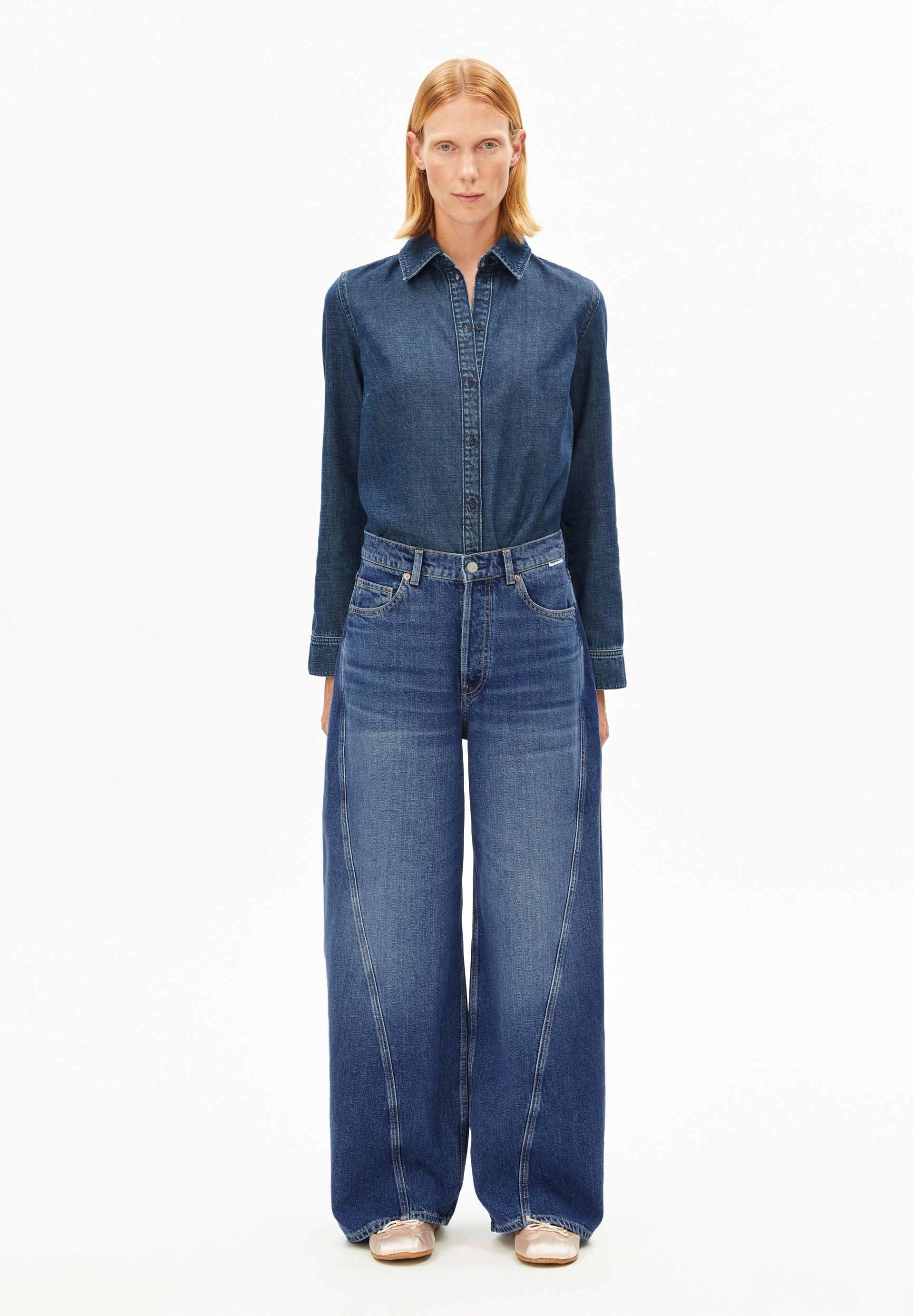 Mid waist barrel jeans in fade by ARMEDANGELS, featuring a classic 5-pocket design and stylish denim finish.