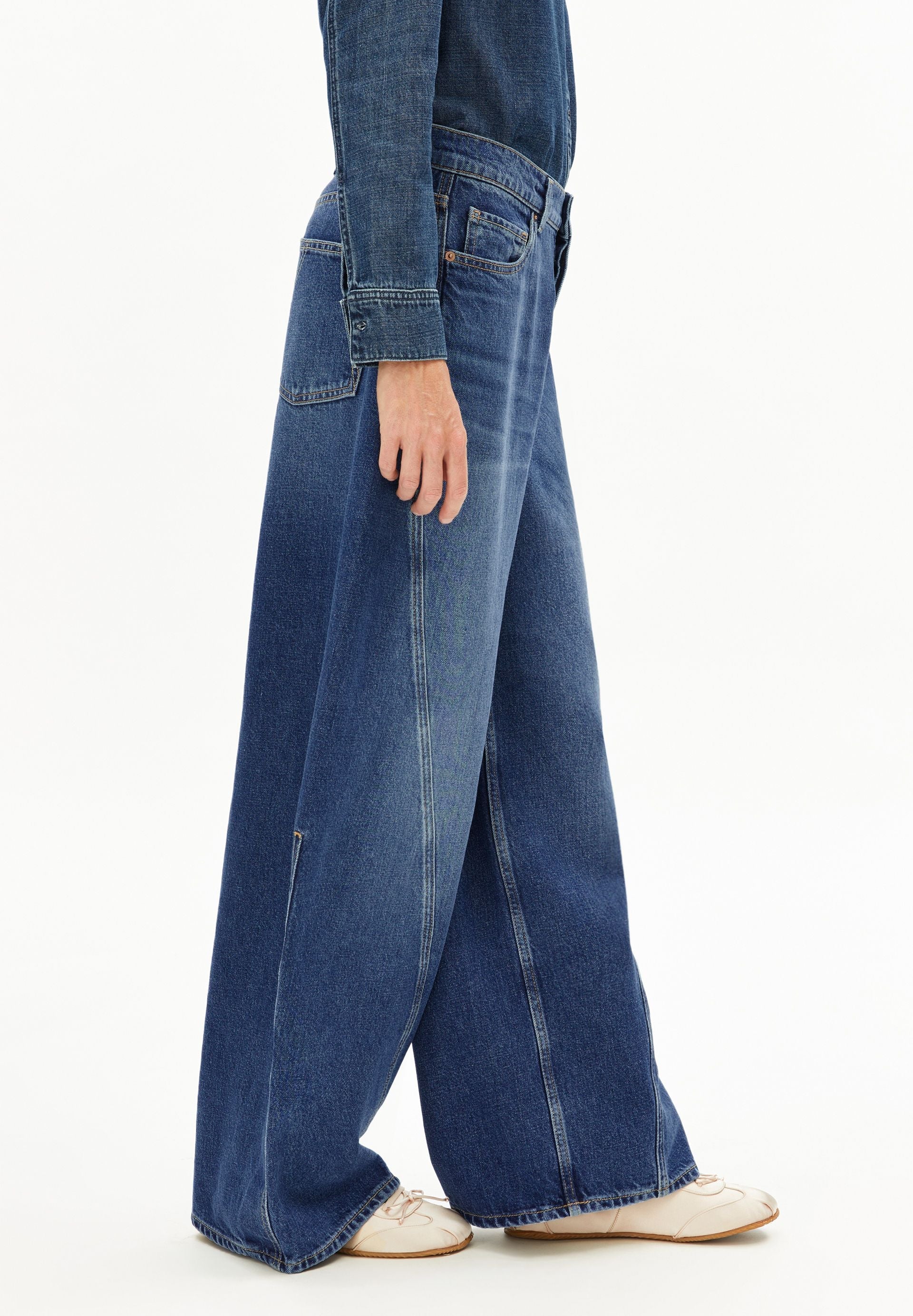 Mid waist barrel jeans by ARMEDANGELS in a faded wash with five pockets, showcasing a relaxed fit and stylish design.