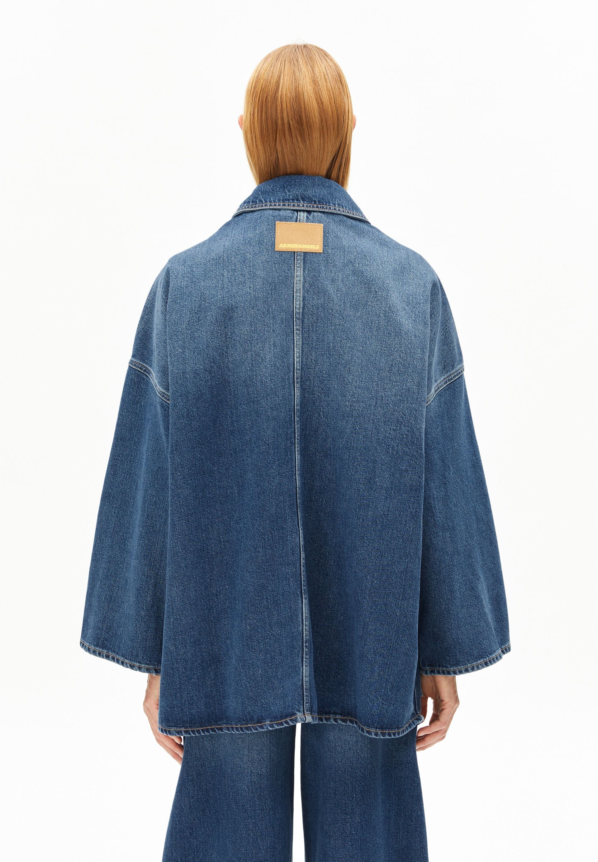 ARMEDANGELS DRAAPY JEANSJACKE in faded blue, featuring a classic denim design and button-up front.