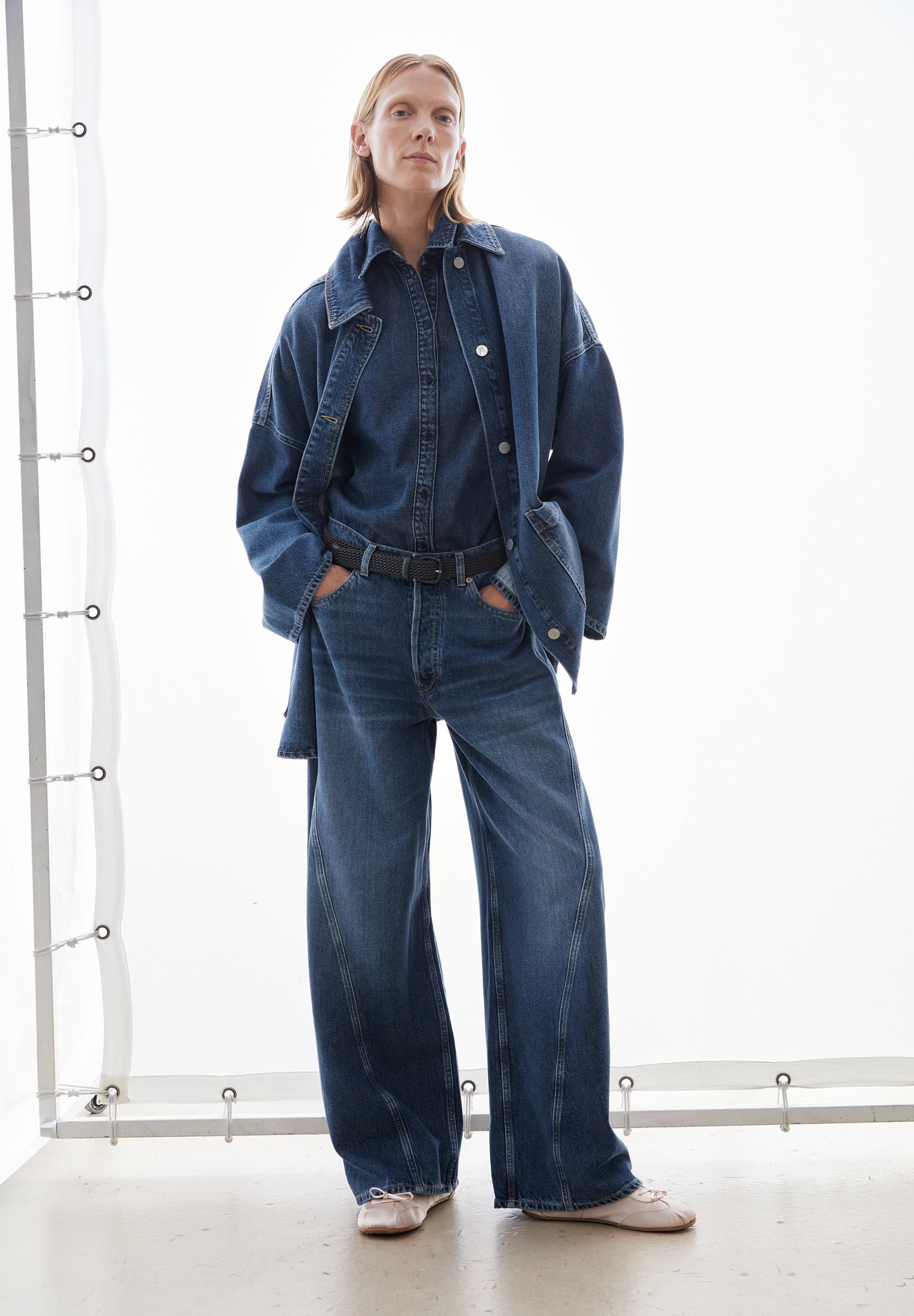Armedangels DRAAPY jeans jacket in a faded wash, featuring classic design and a relaxed fit.