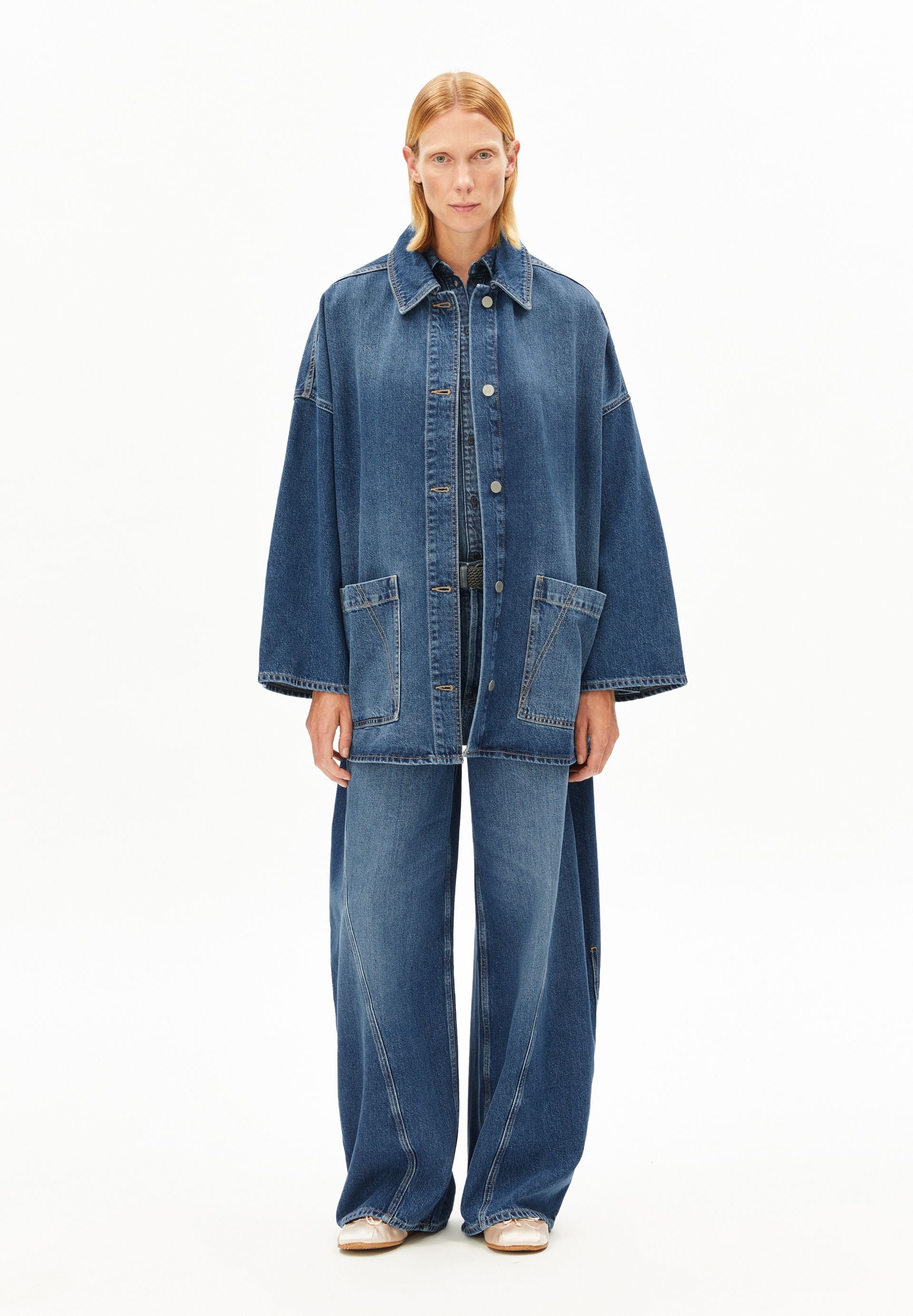ARMEDANGELS DRAAPY JEANSJACKE in a faded wash, featuring a classic denim jacket design with pockets and buttons.