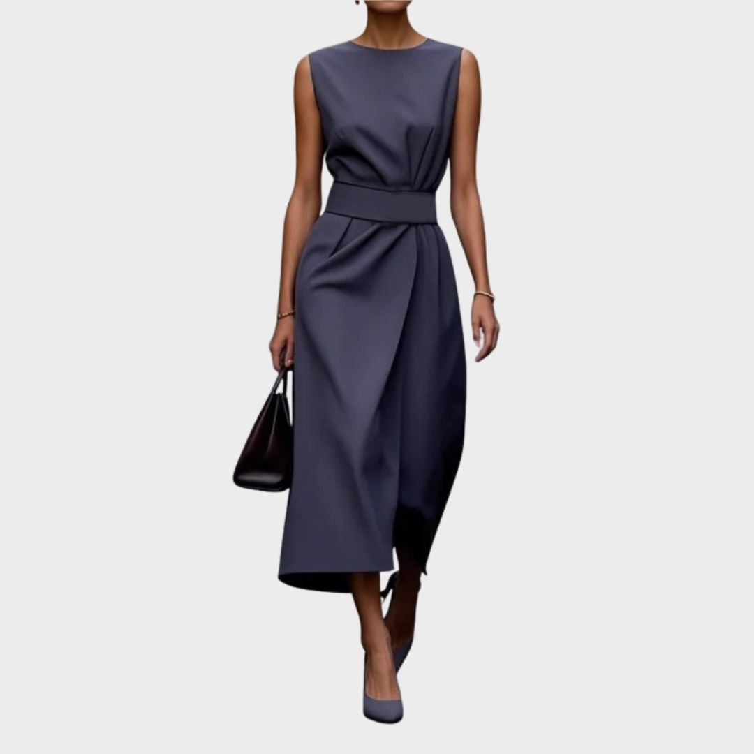 Vestido elegante Aubrielle™ de Atelier Vera Forma Milano con cuello redondo, tela suave y diseño sofisticado.