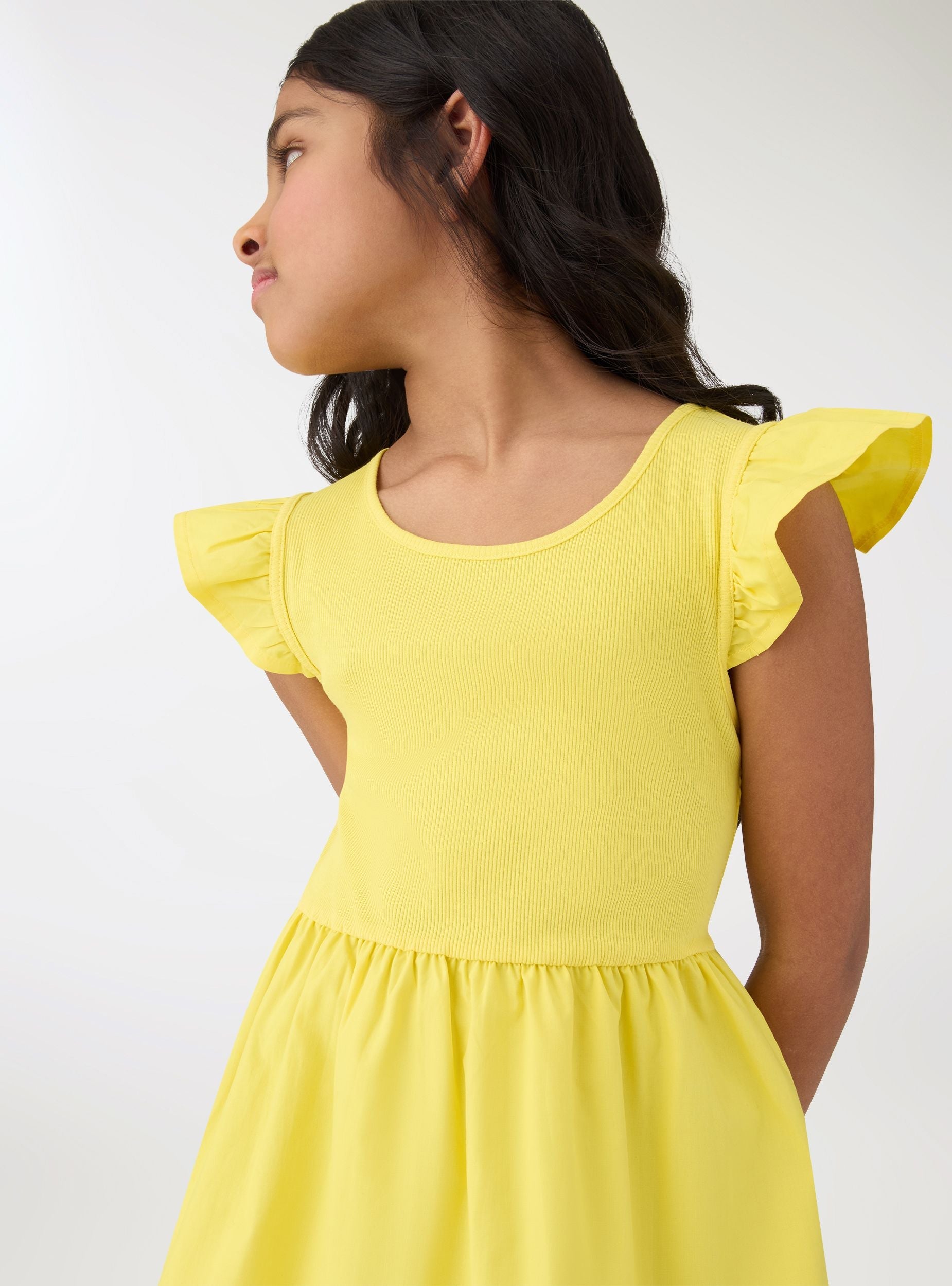 Vestido skater de Terranova en color sólido con mangas a volant, detalle de vestido de moda para mujer.