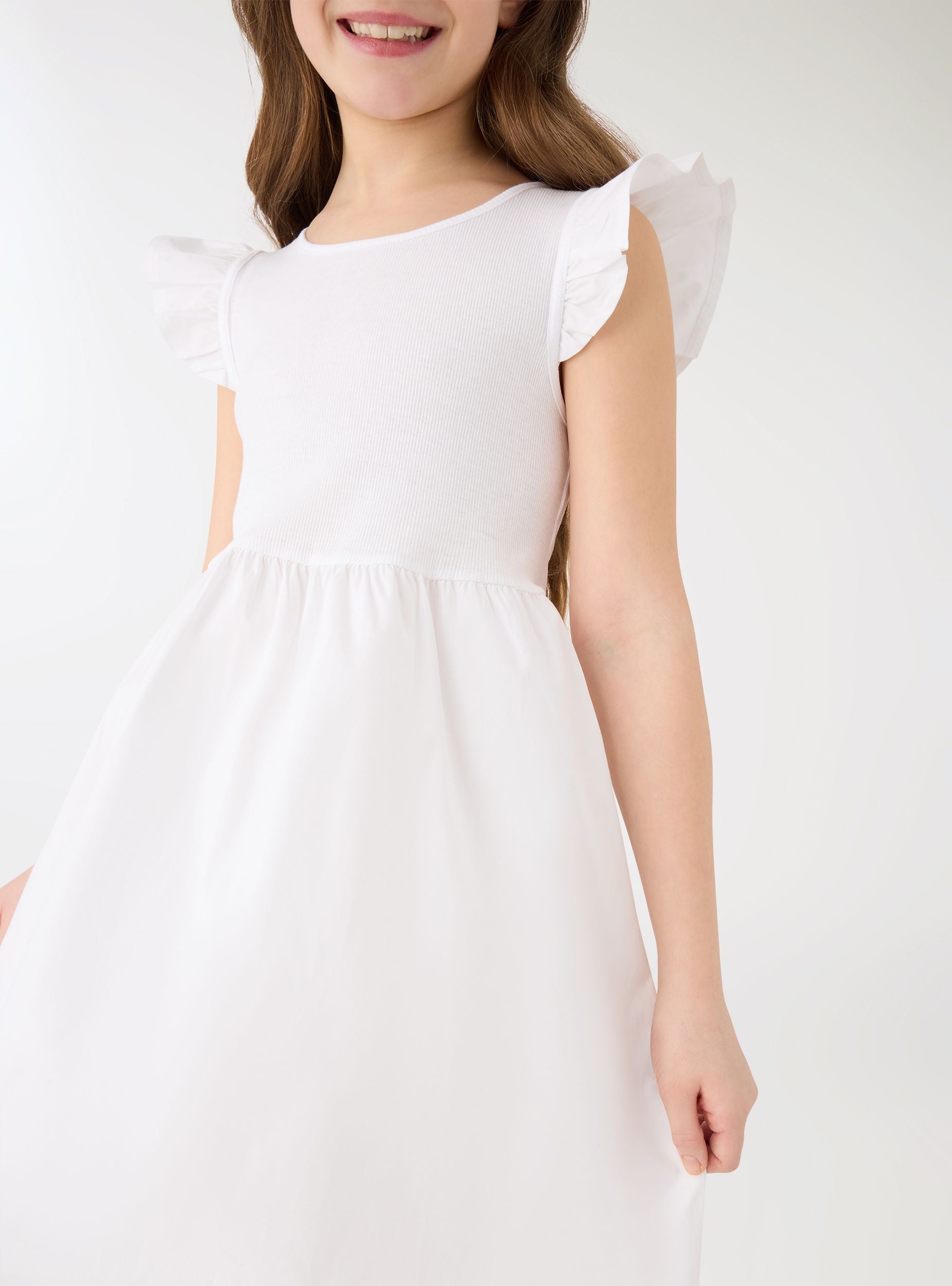 Vestido skater de Terranova en color sólido con mangas volanté, detalle de vestido de moda para mujer.
