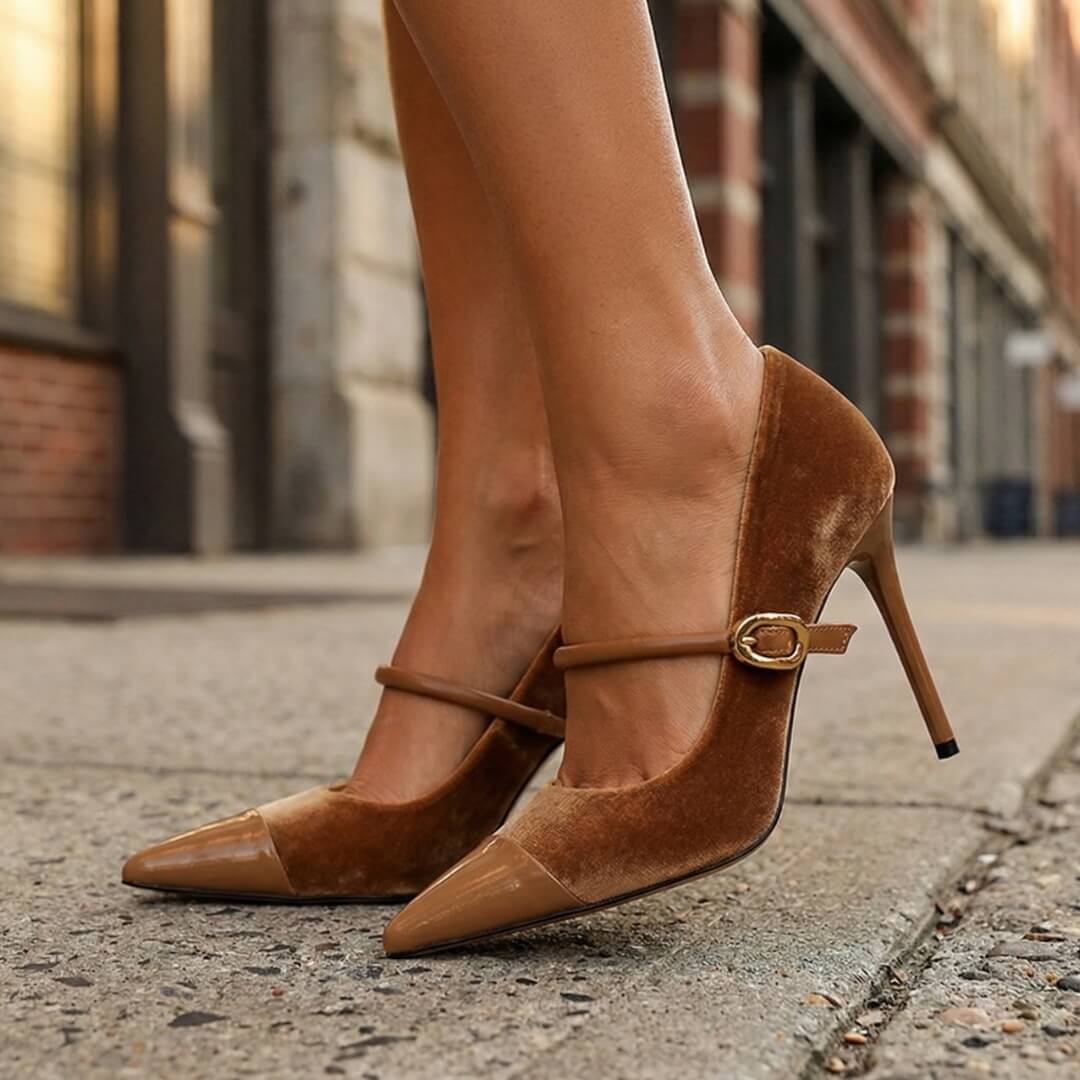 Tacones de terciopelo Ines de Atelier Vera Forma Milano, elegantes y estilizados, con detalles en cuero y tacón alto.