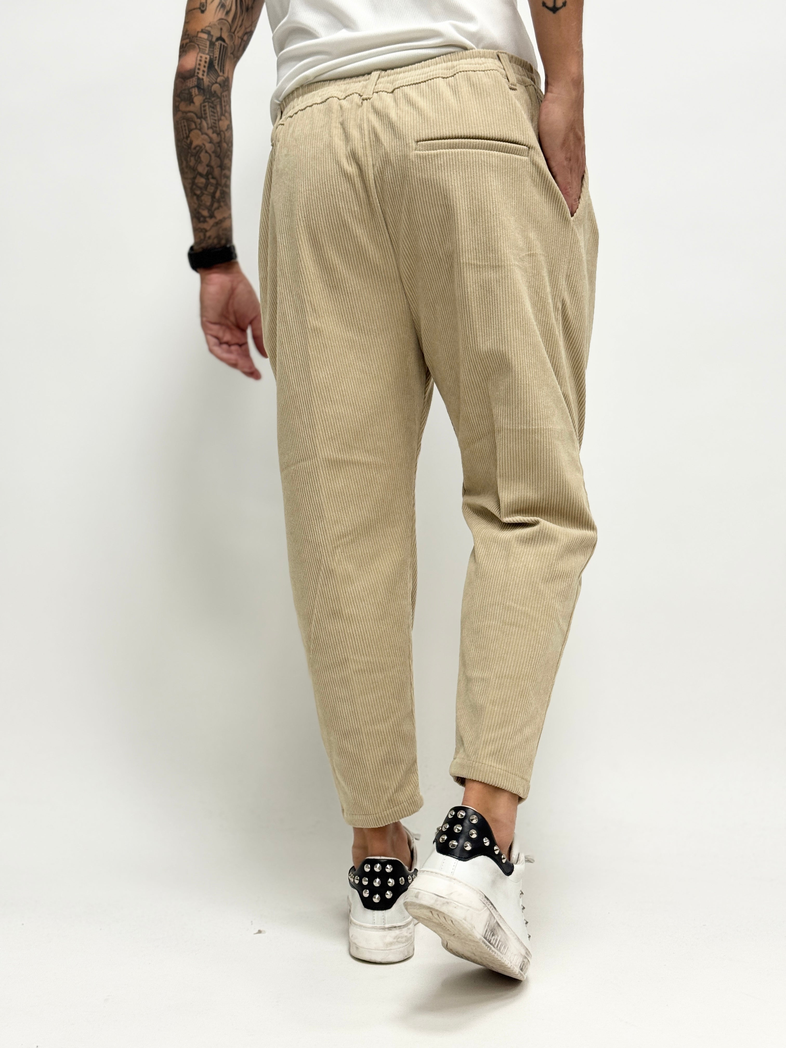 Beige velvet trousers for men with pleats from the AUTUNNO/INVERNO 26 collection.