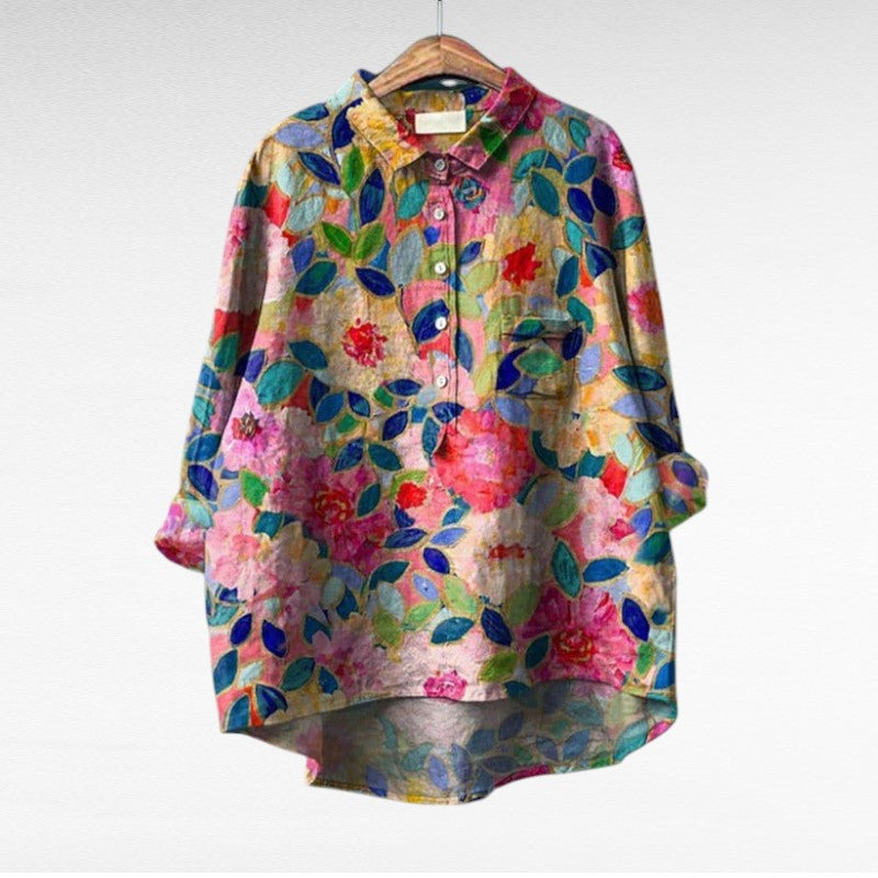 Mujer con camicetta estiva elegante Maison Vellin Paris Claire, tela ligera y diseño sofisticado, en un entorno natural.