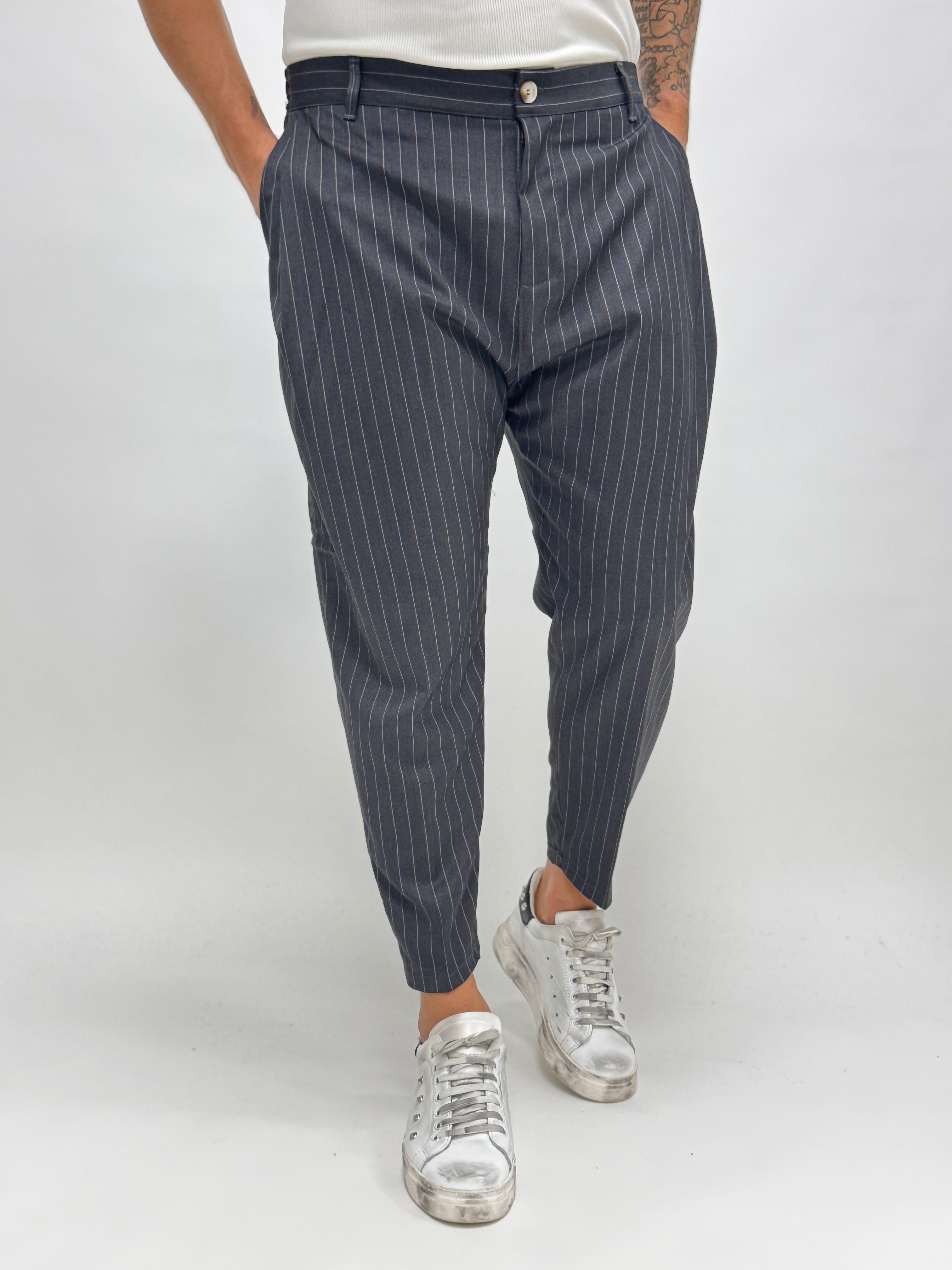 Pantalón gris oscuro MADRID con pinzas de rayas para hombre de la marca AUTUNNO/INVERNO 26, vista frontal.