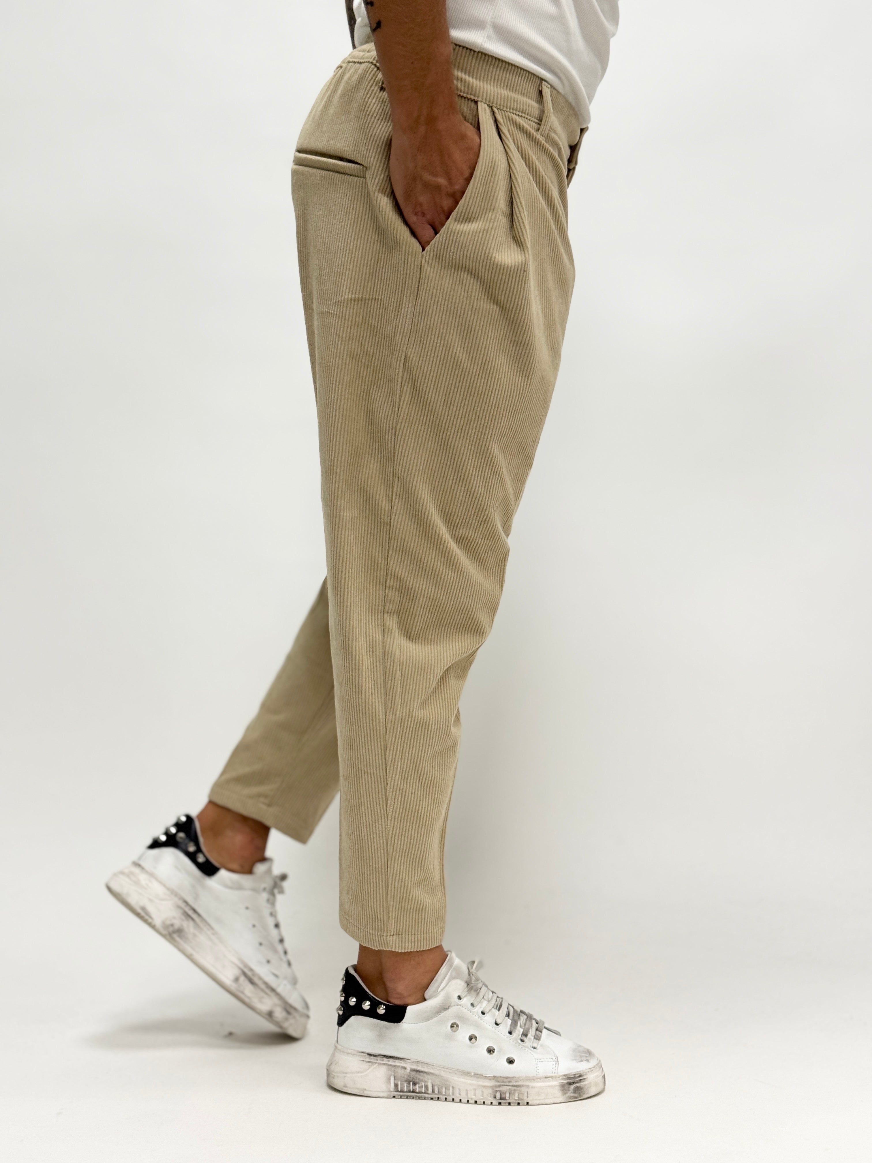 Beige velvet trousers with pleats for men by AUTUNNO/INVERNO 26, styled for a sophisticated look.