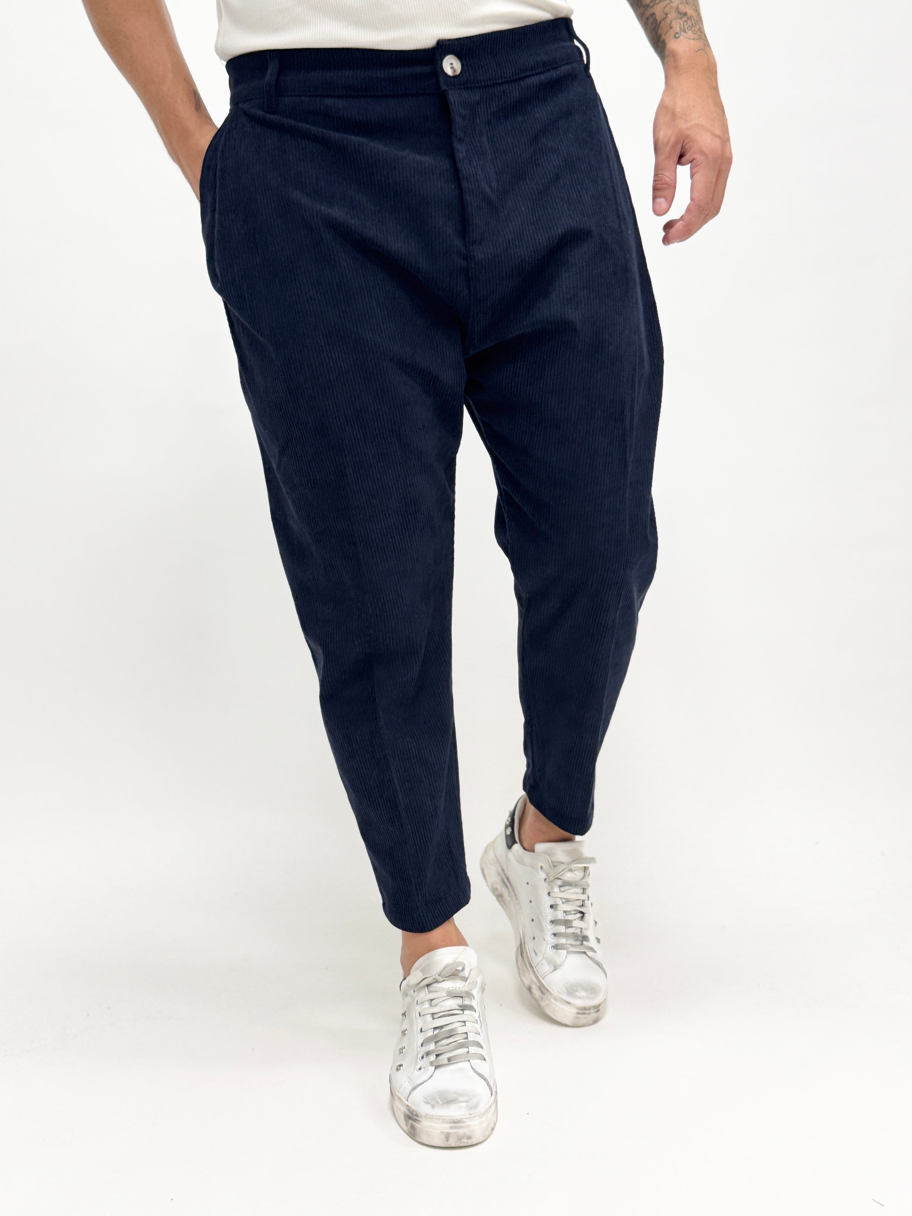 Pantalón MADRID azul de terciopelo con pinzas para hombre de AUTUNNO/INVERNO 26, mostrando textura y corte elegante.