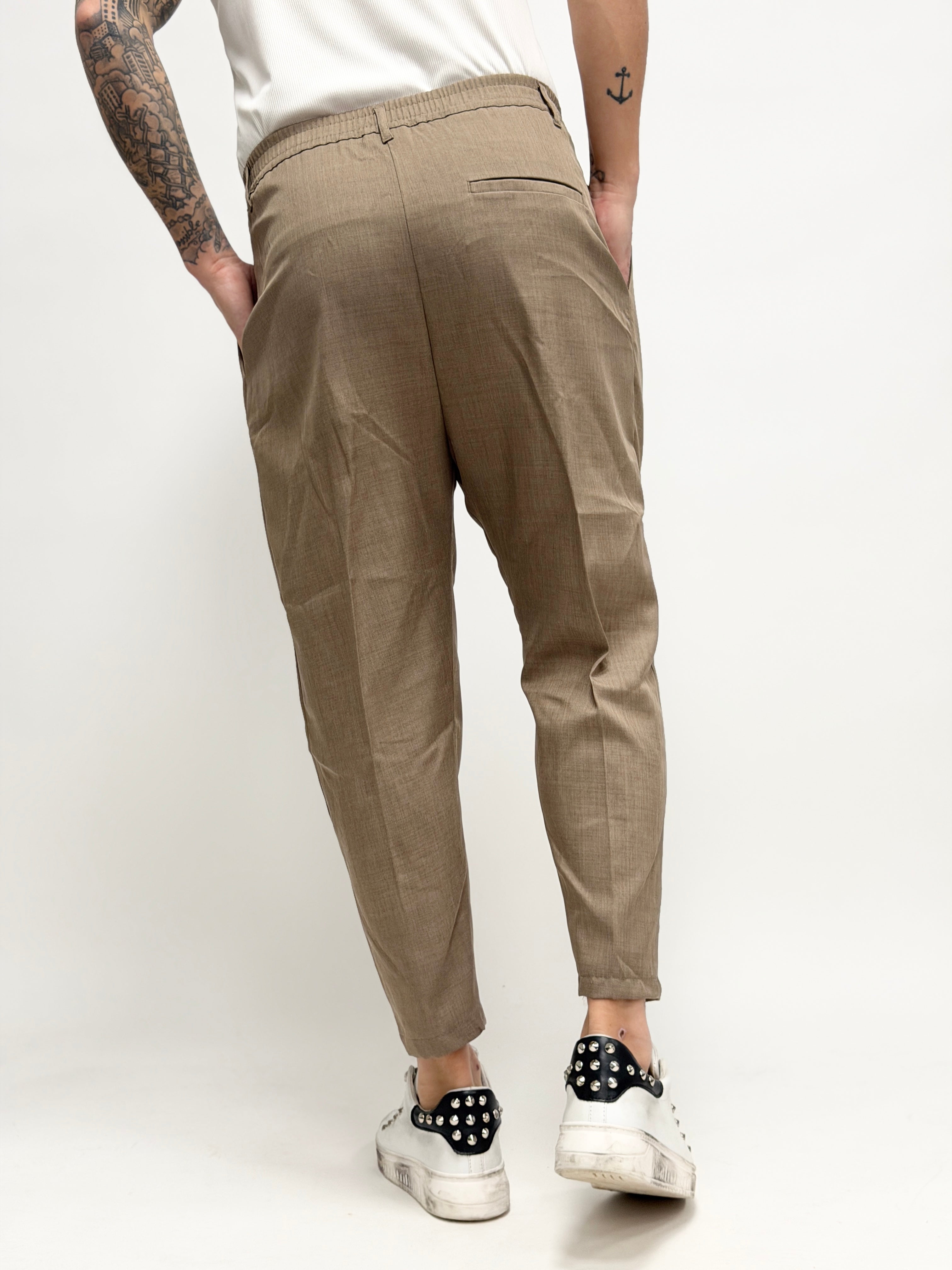 Pantalón caqui flameado para hombre de MALKUTHA, con diseño moderno y corte cómodo.