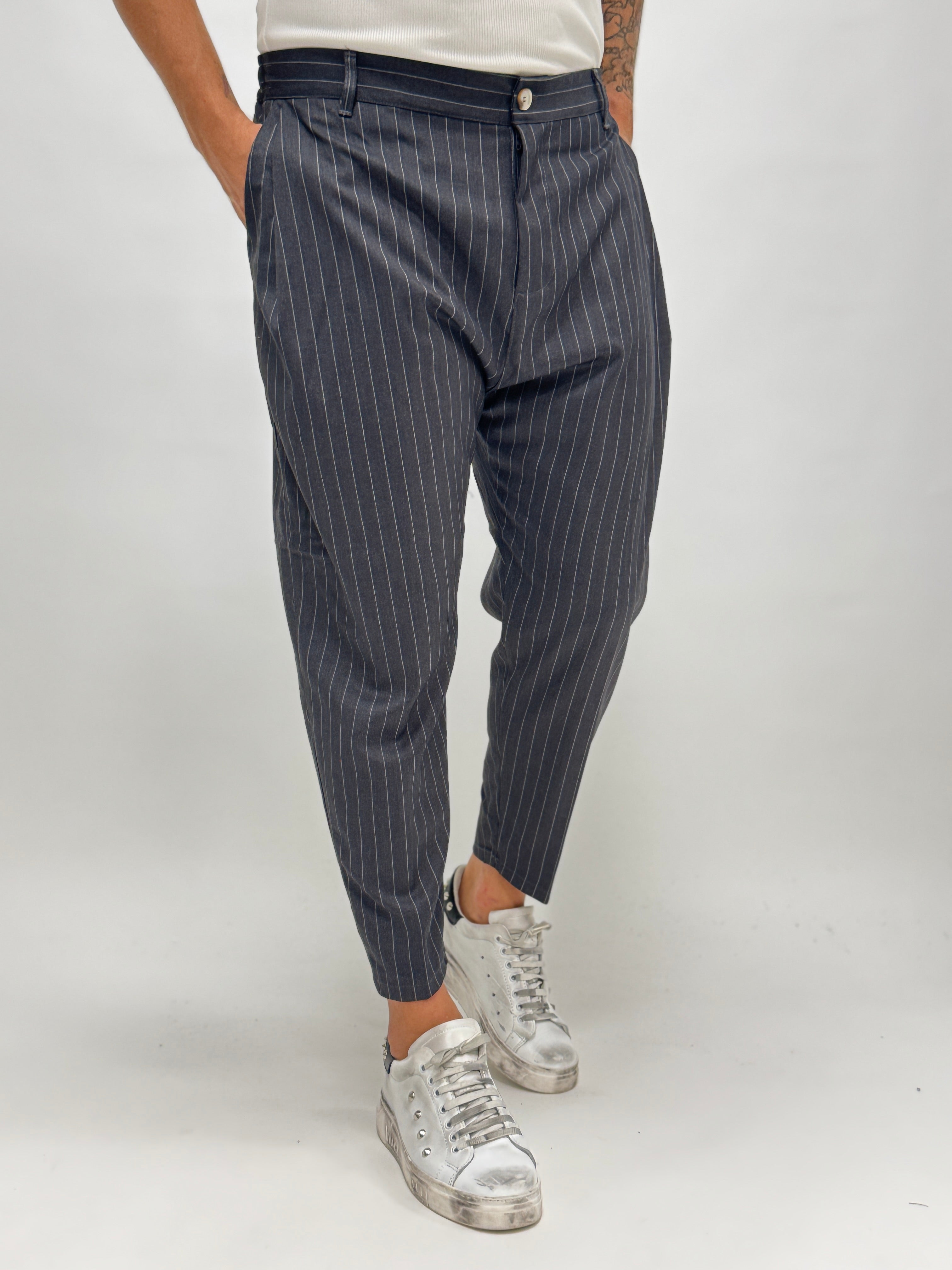 Pantalón MADRID de AUTUNNO/INVERNO 26, pinzas y rayas gris oscuro, ideal para un look elegante y moderno.