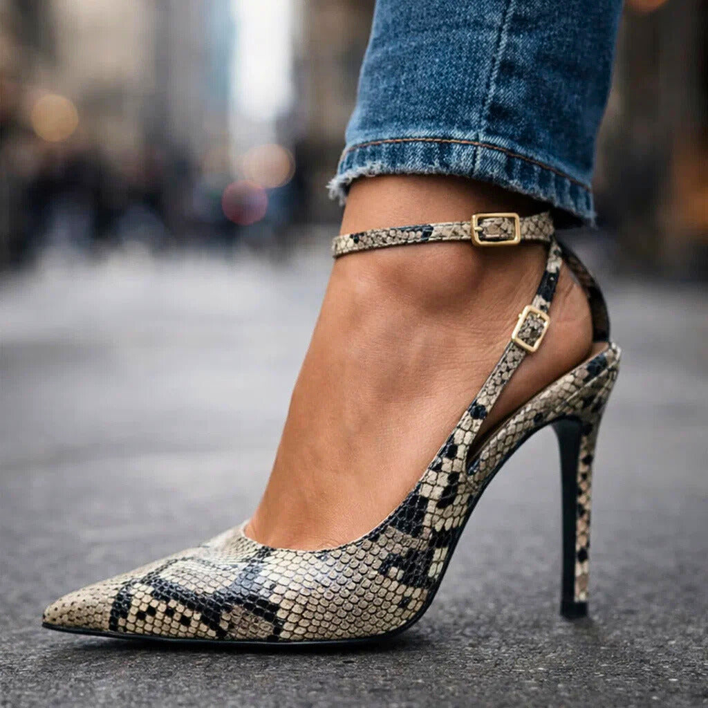 Tacones de firma Natalia Voss de Atelier Vera Forma Milano en color negro, con tacón alto y diseño elegante.