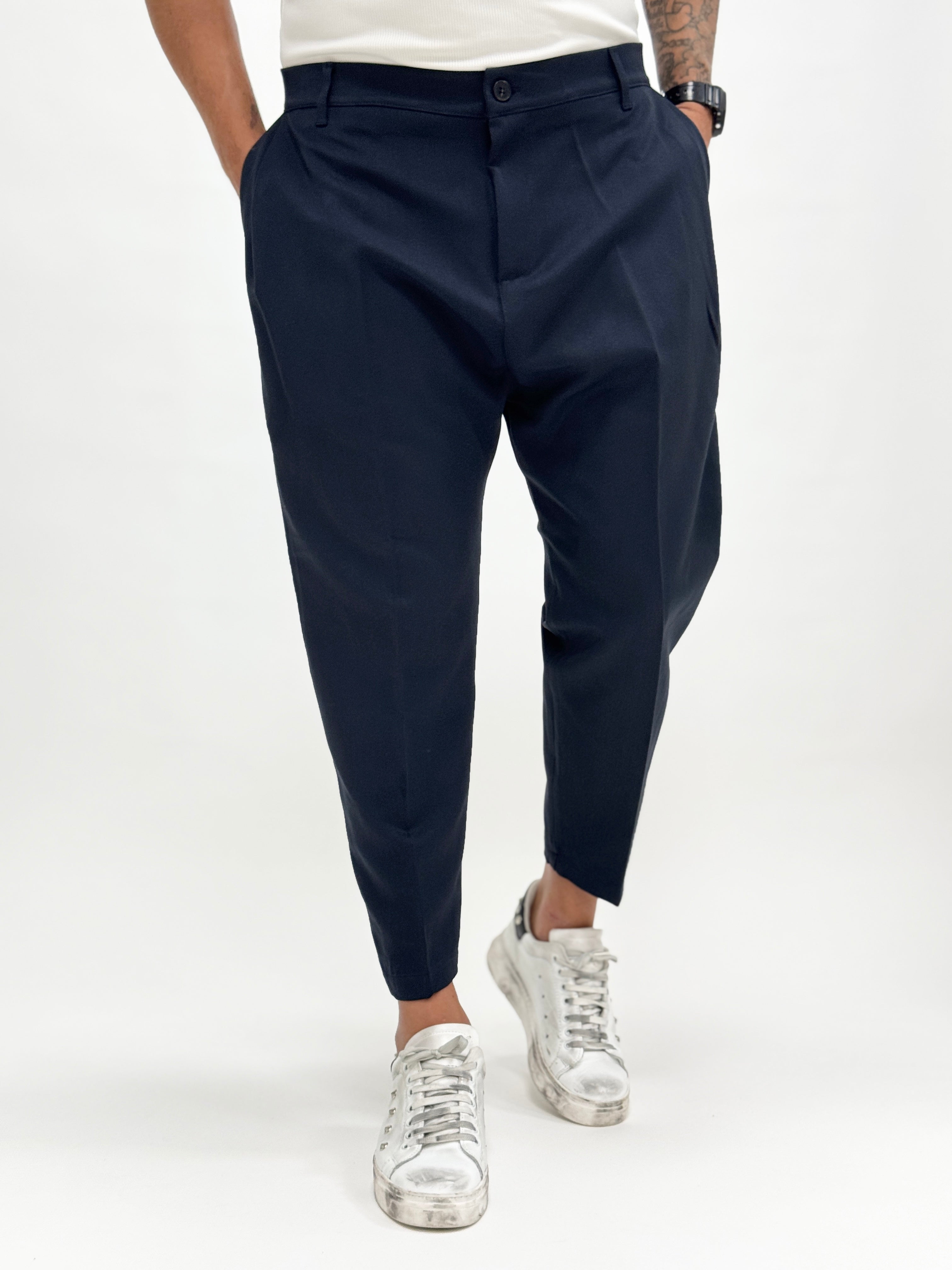 Pantalón MADRID azul con pinzas para hombre, diseño moderno de MALKUTHA STORE para la colección P/E 2026.