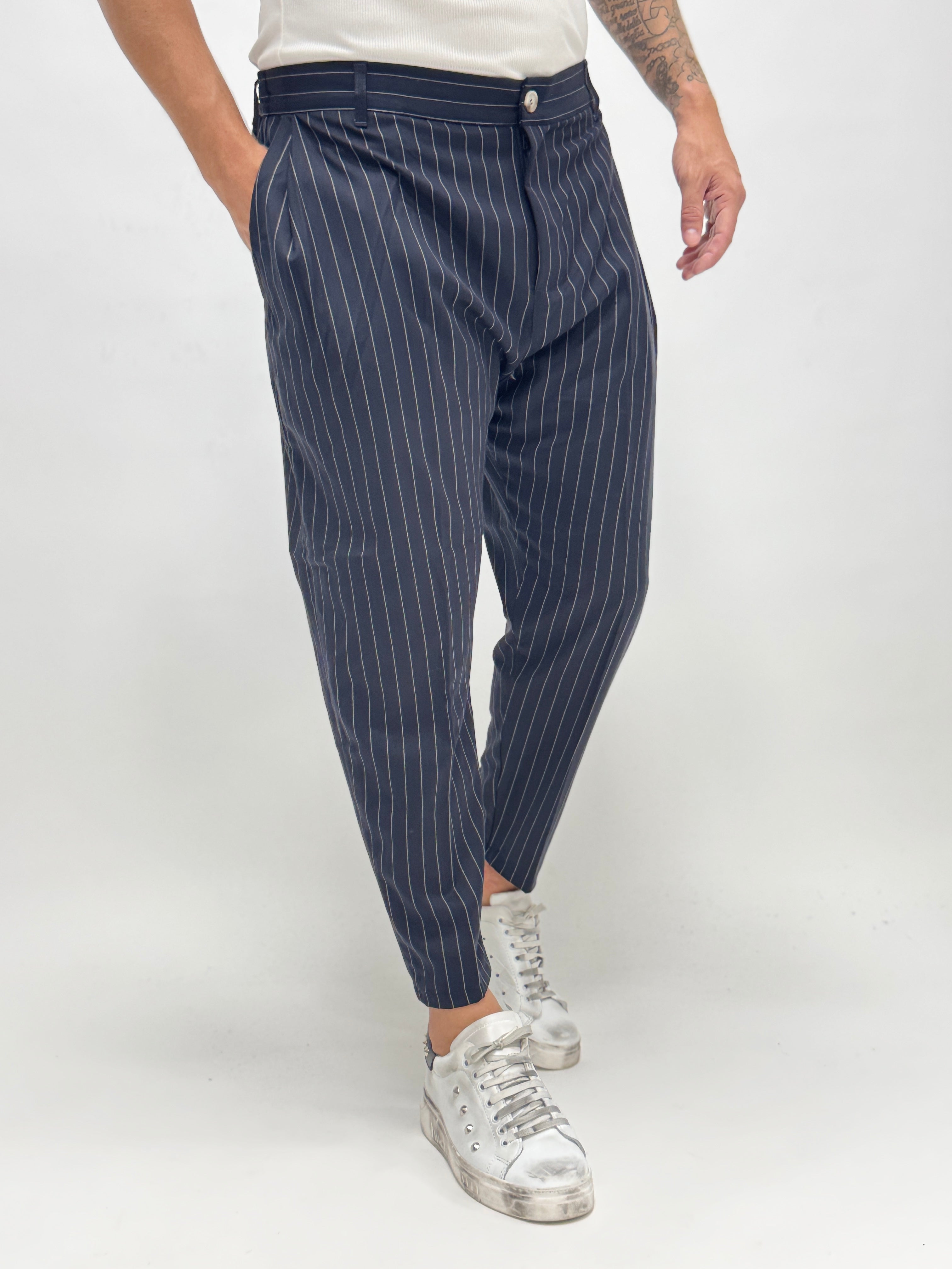 Pantalón MADRID de AUTUNNO/INVERNO 26, con pinzas y rayas azules, presentado sobre fondo neutro.