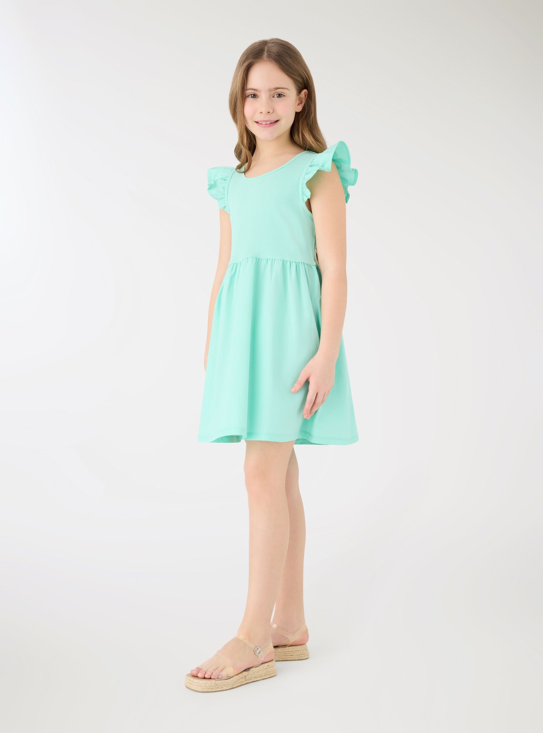 Vestido skater de Terranova en color liso con mangas con volantes, estilo juvenil y cómodo para ocasiones casuales.