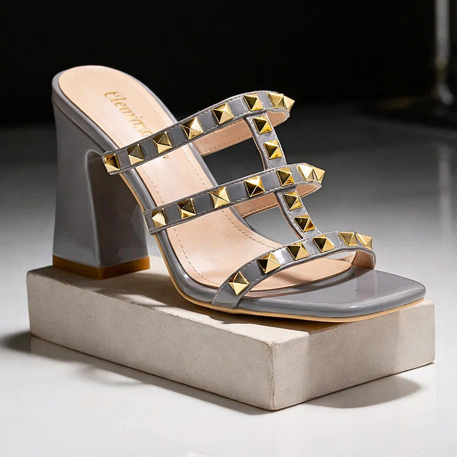 Tacones de bloque Atelier Vera Forma Milano, diseñados por Marcella, en color negro con detalles elegantes y suela de altura media.