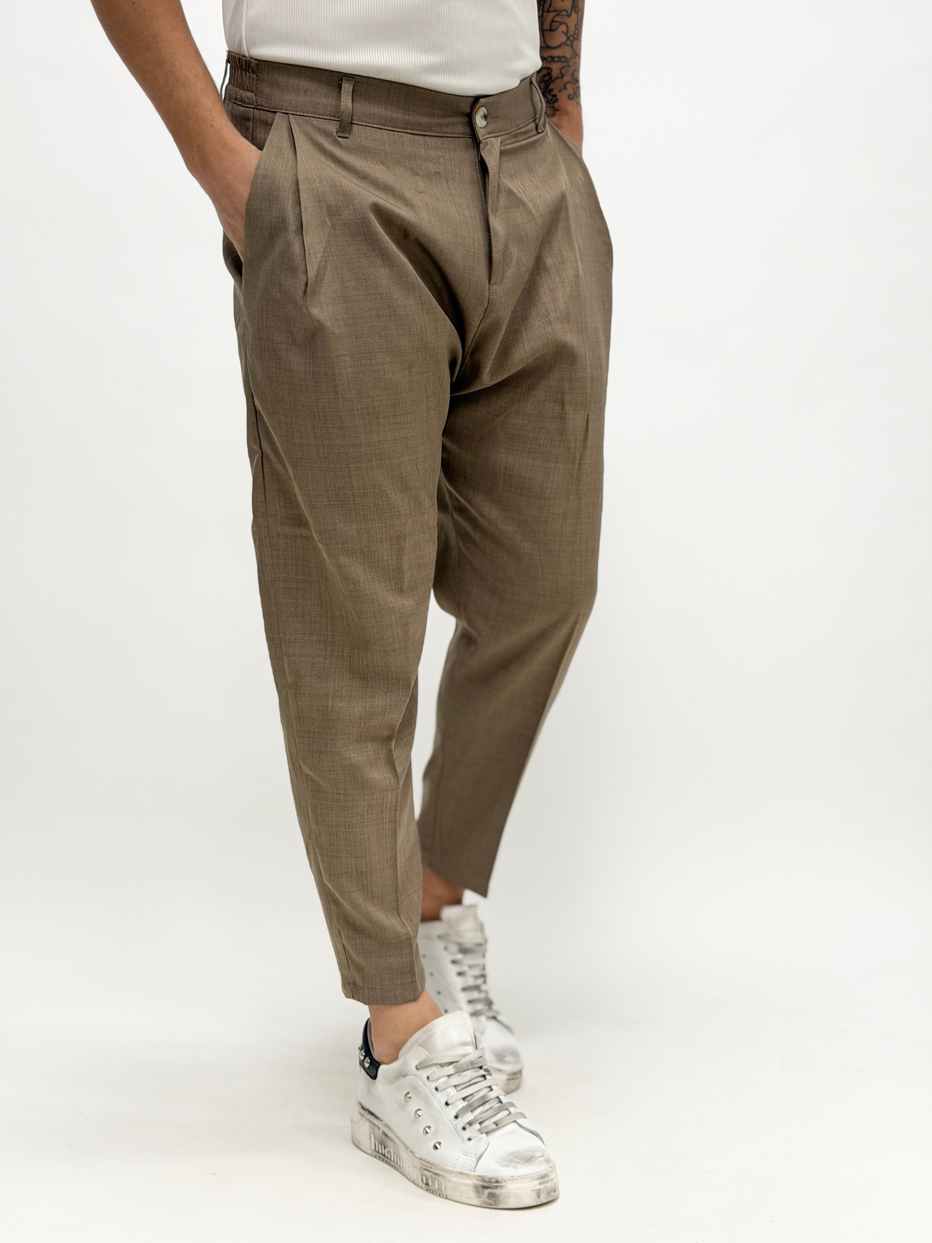 Pantalón caqui flameado para hombre de MALKUTHA, estilo moderno y cómodo, ideal para diversas ocasiones.