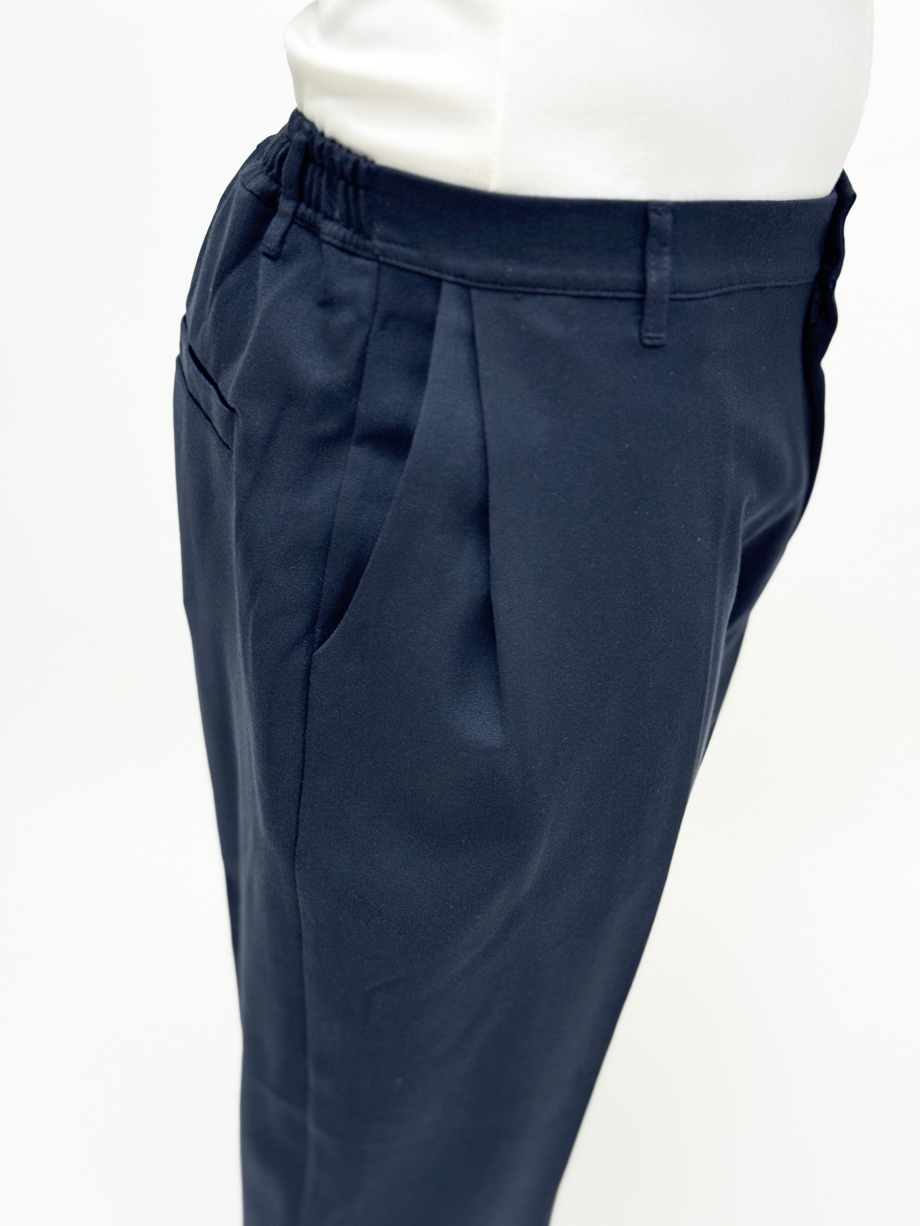 Pantalón azul con pinzas para hombre MADRID de MALKUTHA, estilo elegante y moderno para la temporada P/E 2026.