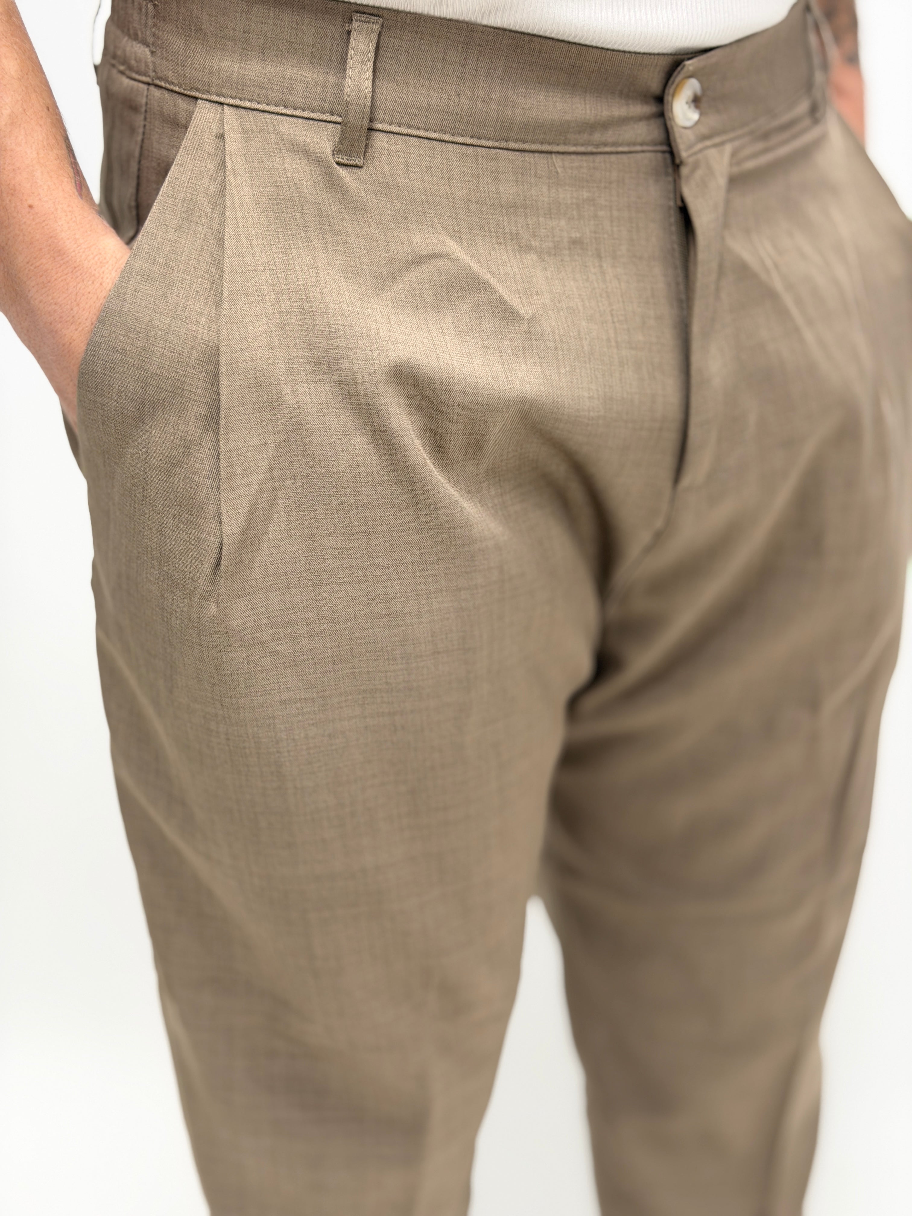 Pantalón MADRID caqui flameado para hombre de MALKUTHA, mostrando textura y diseño en un entorno casual.