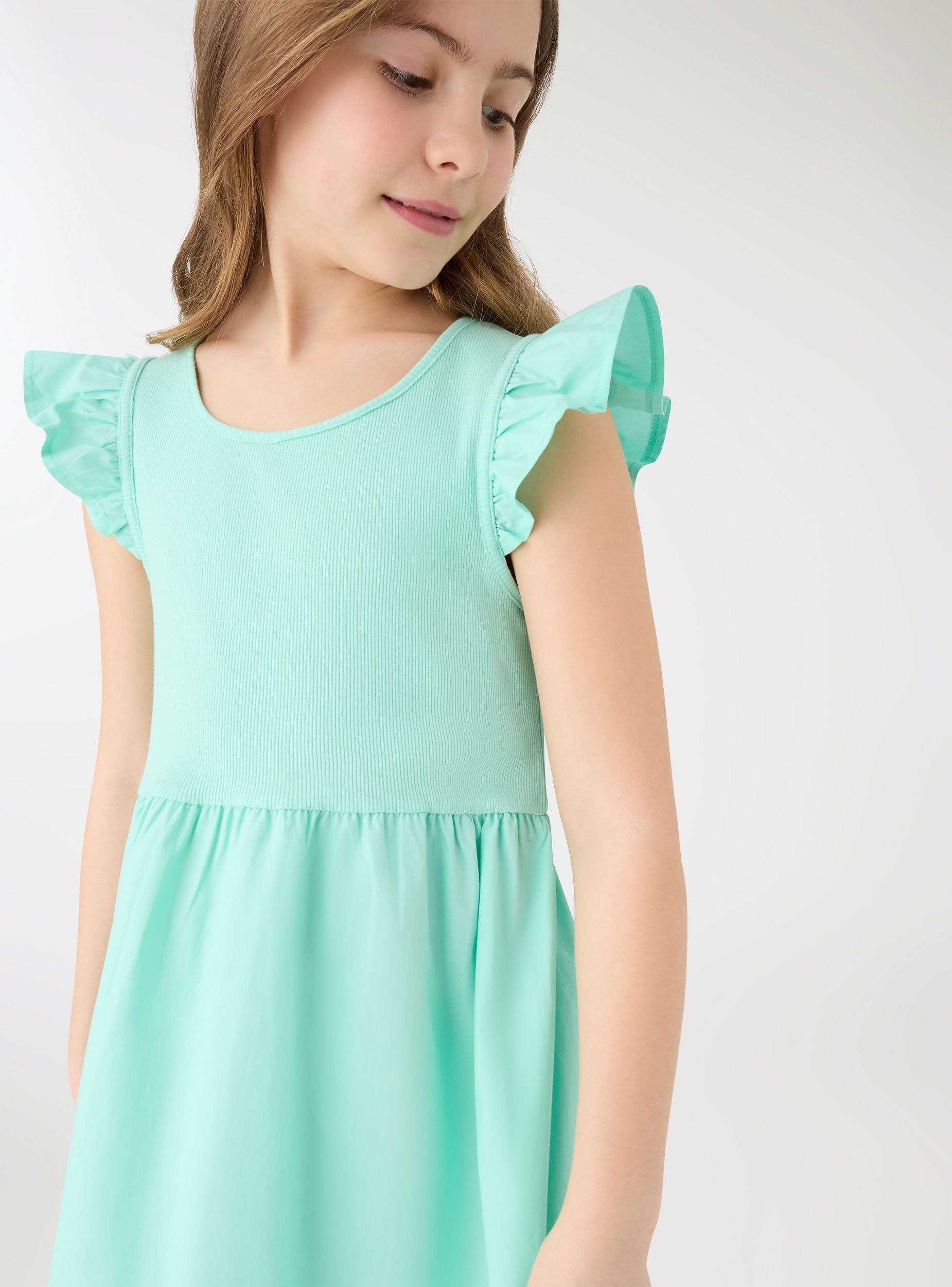 Vestido skater de Terranova en color sólido con mangas de volante, detalle de estilo juvenil y moderno.