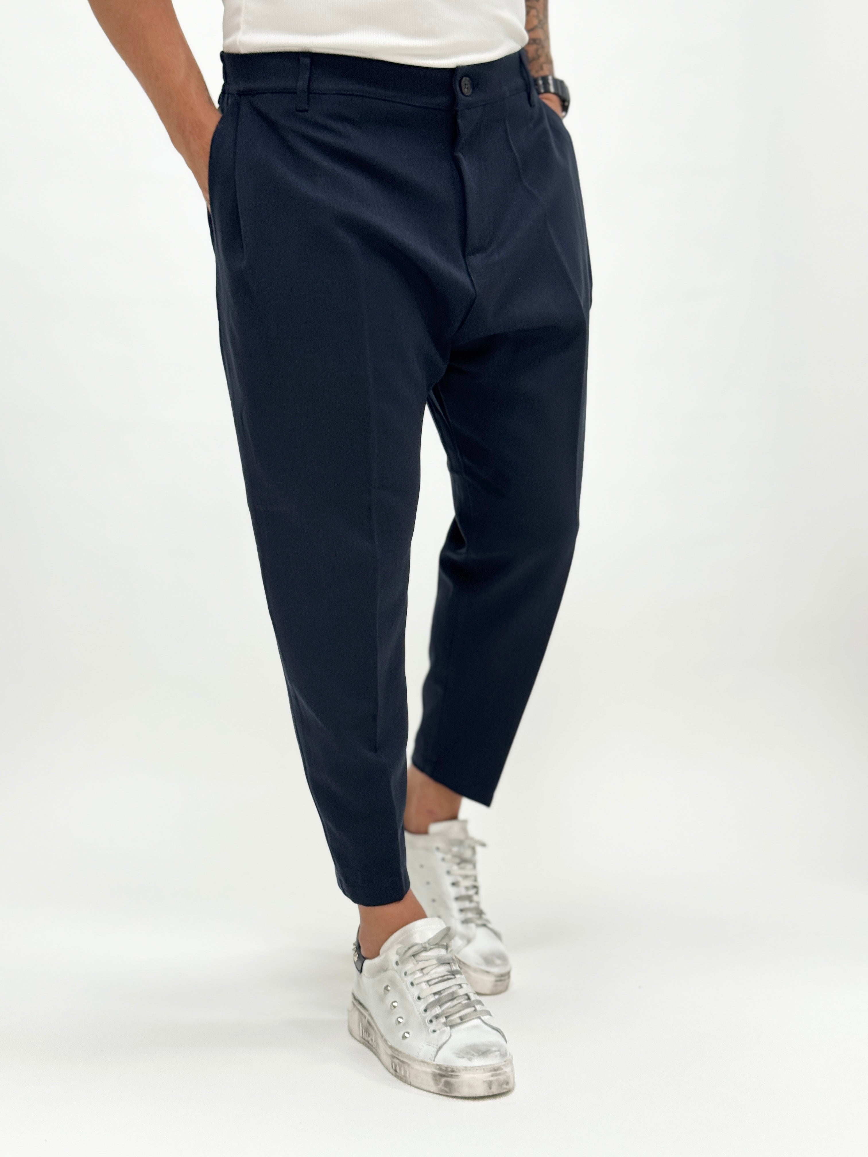 Pantalón MADRID azul con pinzas para hombre de MALKUTHA, diseño elegante y moderno, ideal para ocasiones casuales.