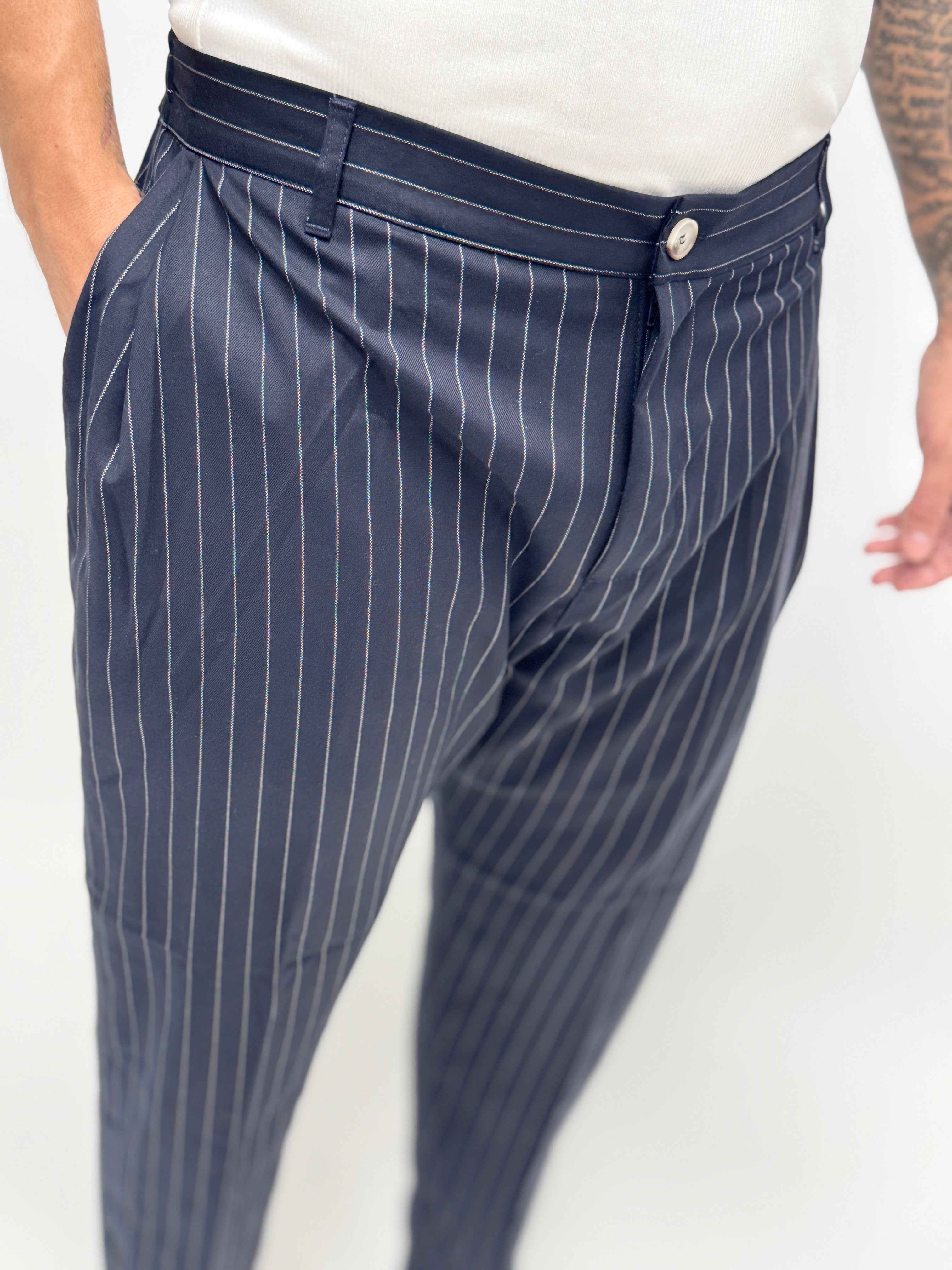 Pantalón MADRID de AUTUNNO/INVERNO 26 con pinzas y rayas azules, vista frontal sobre fondo neutro.