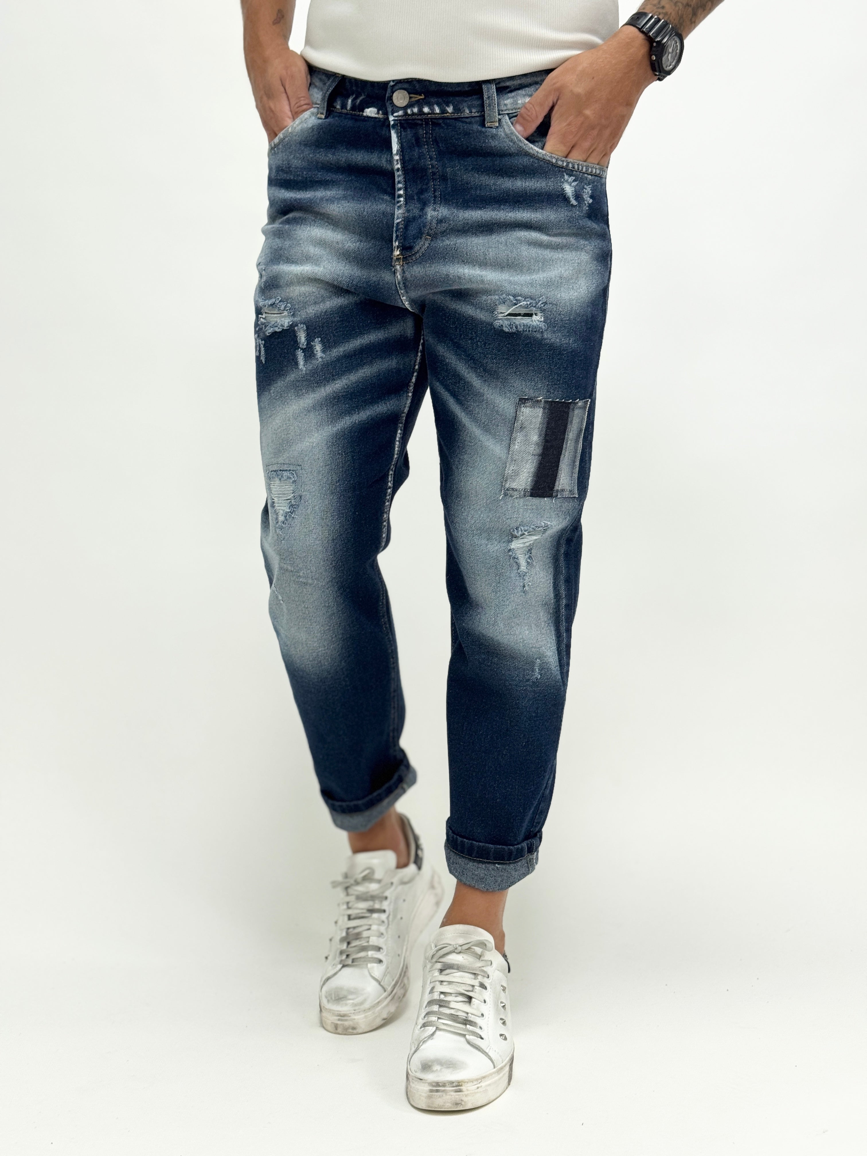 Carrot fit men's jeans by AUTUNNO/INVERNO 26, featuring a relaxed silhouette and stylish design.